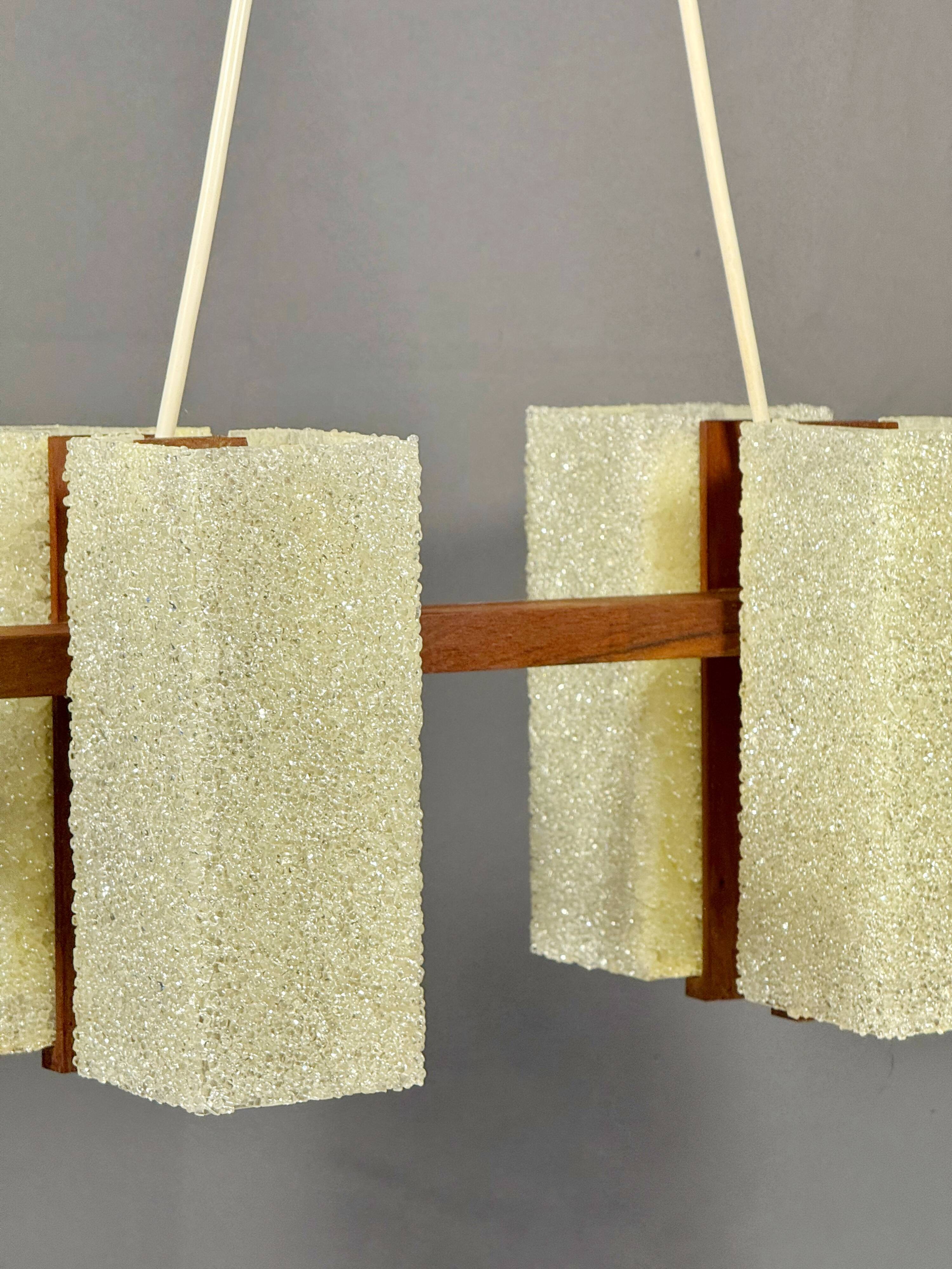 Chandelier scandinave en teck massif avec abat-jours en résine plexiglass – années 1960