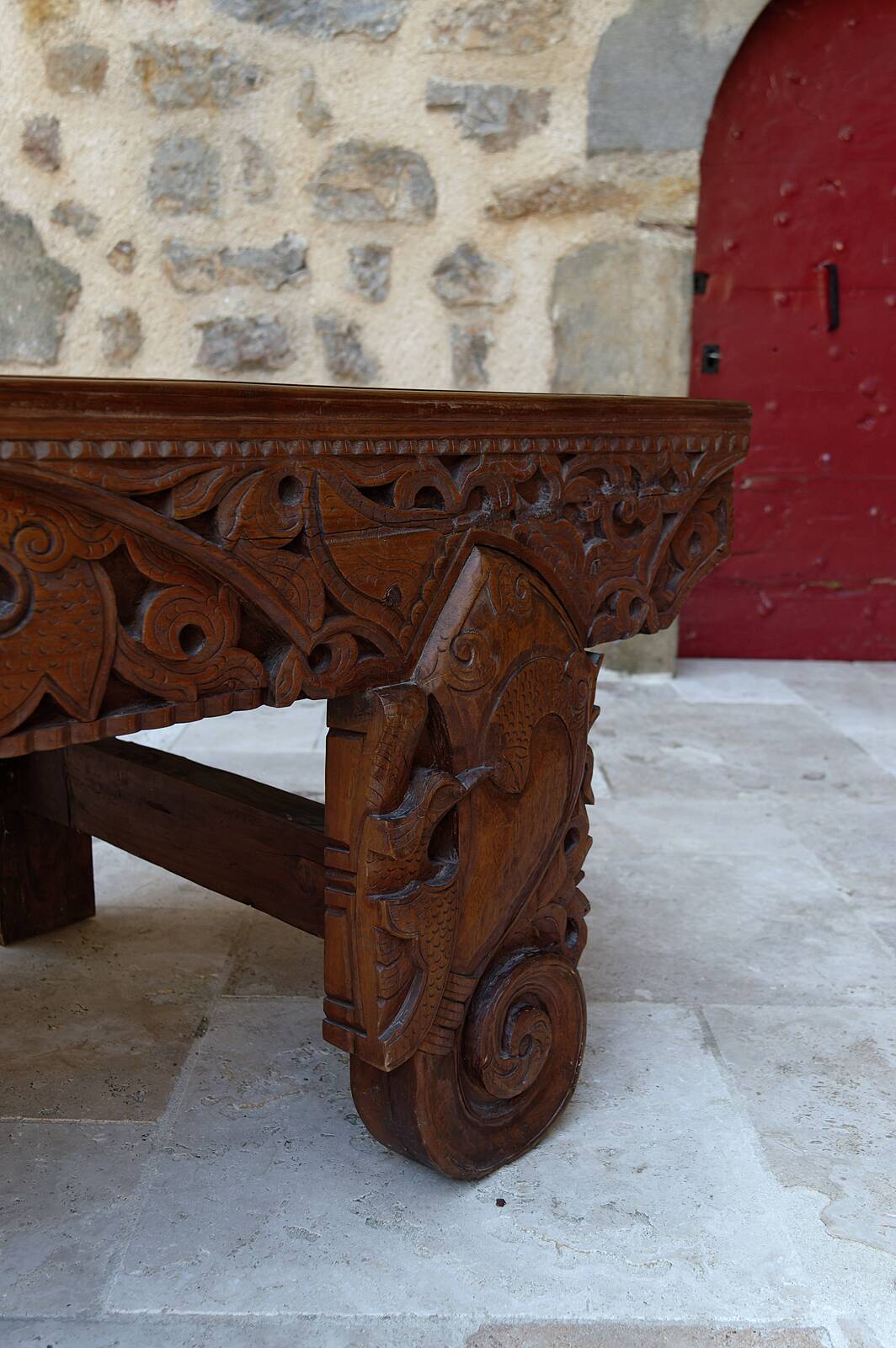 Important Indonesian bench in carved wood, Early 20th century