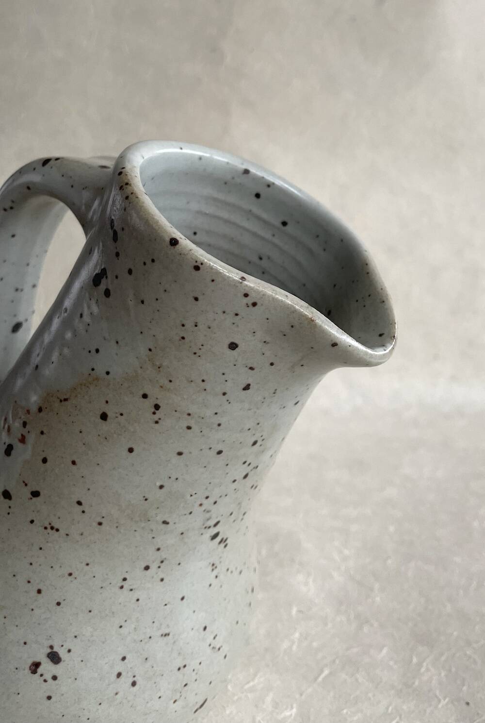 Pichet en grès vernissé beige moucheté