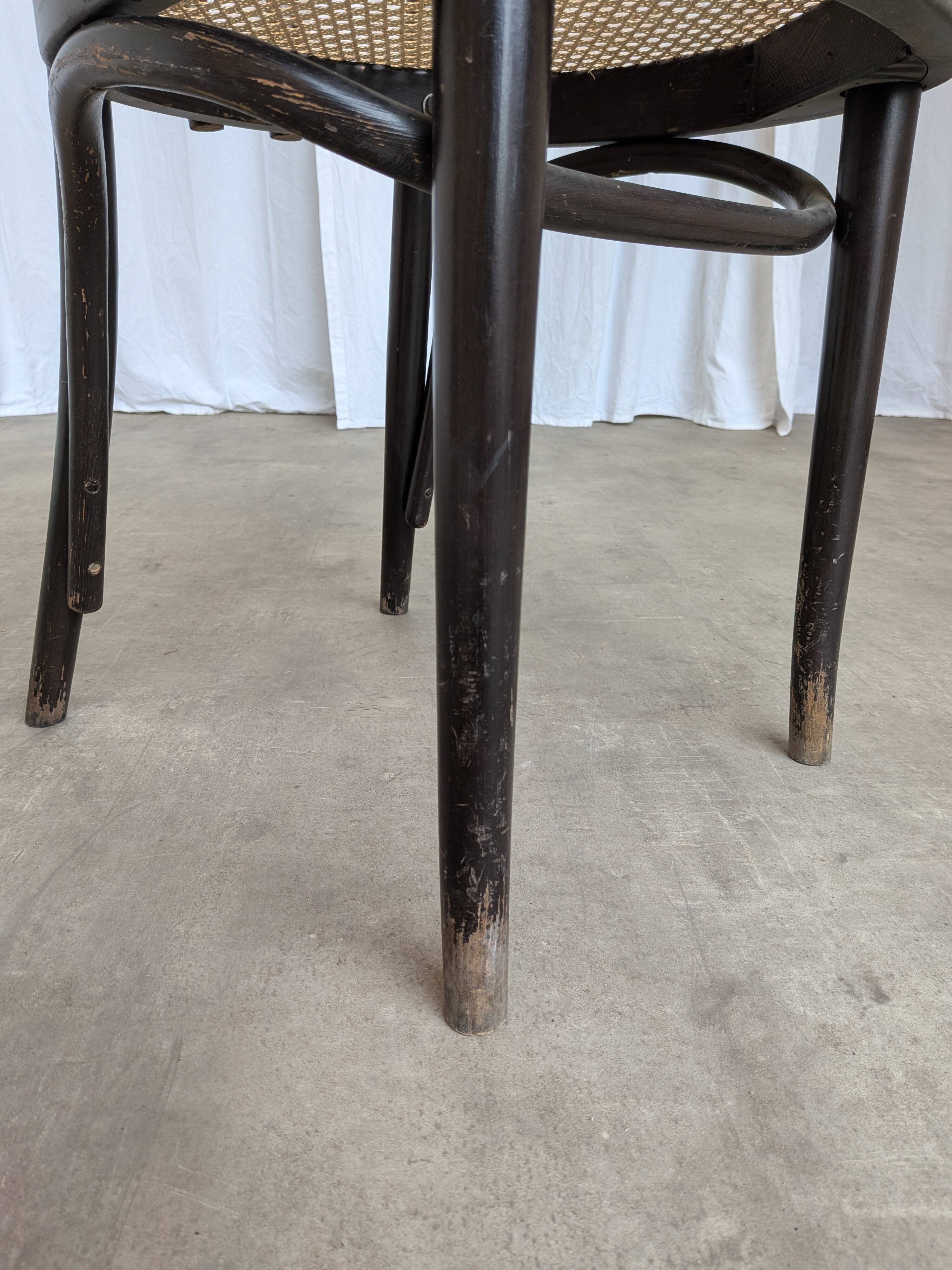Chaise de salle à manger vintage en bois cintré : siège en osier noir de style Thonet