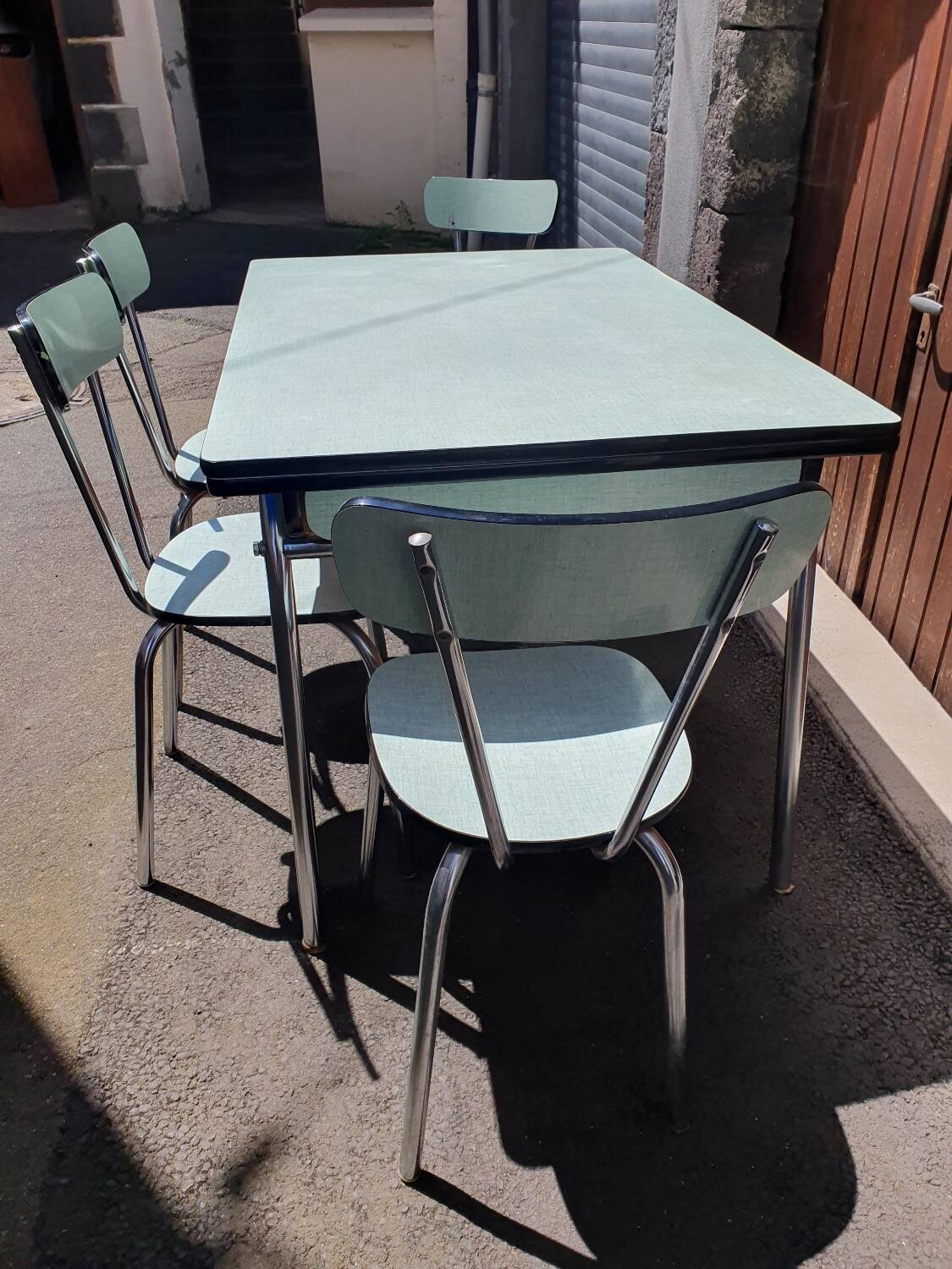 Table et chaises en formica