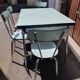 Table et chaises en formica