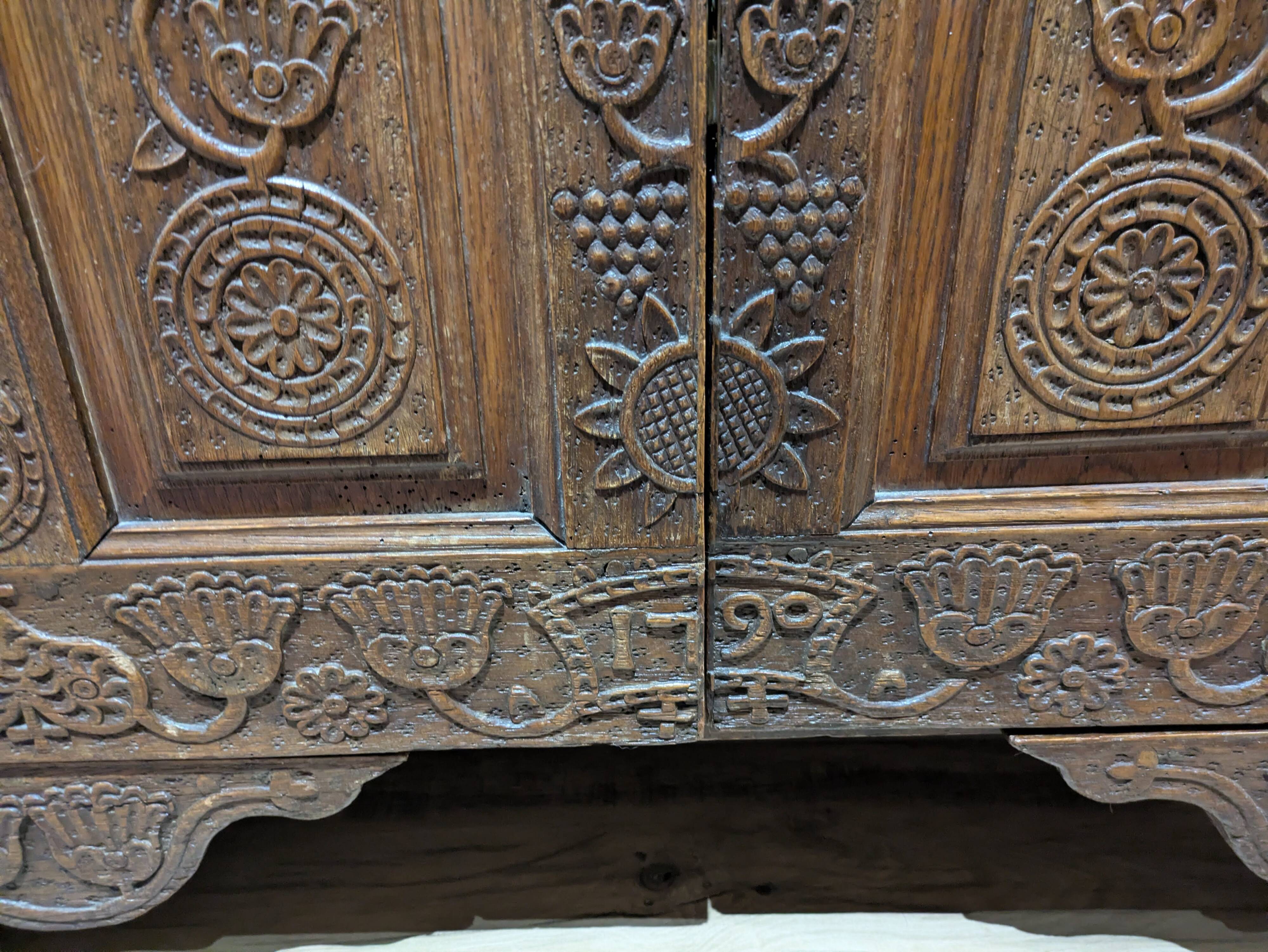 Jesuit-style chest dated 1790. Chiselled, in oak. H 71, W 123, D 60.