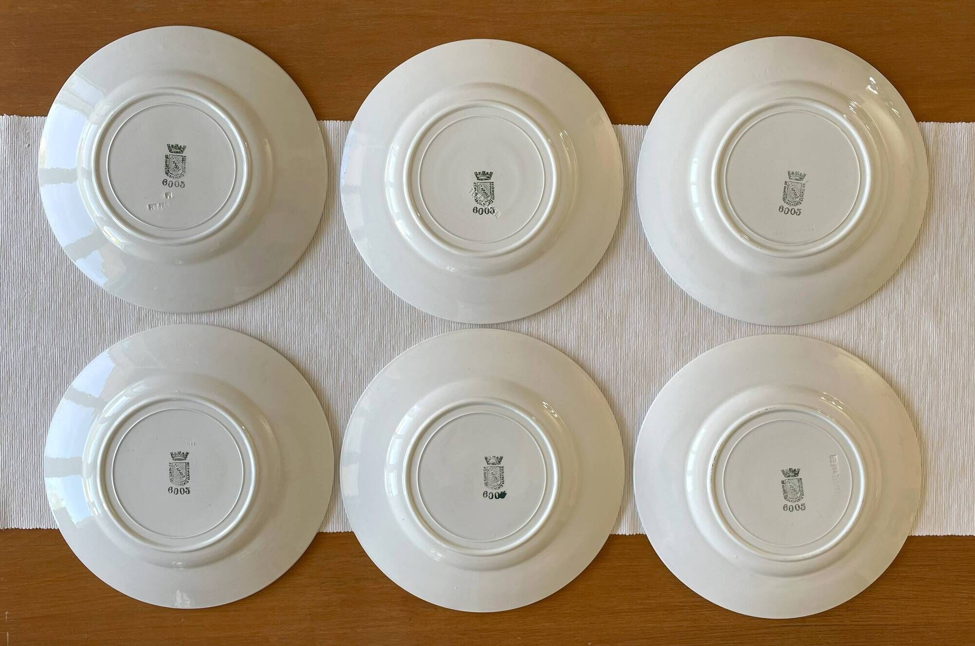 6 assiettes plates anciennes en faïence de Saint-Amand (Nord)