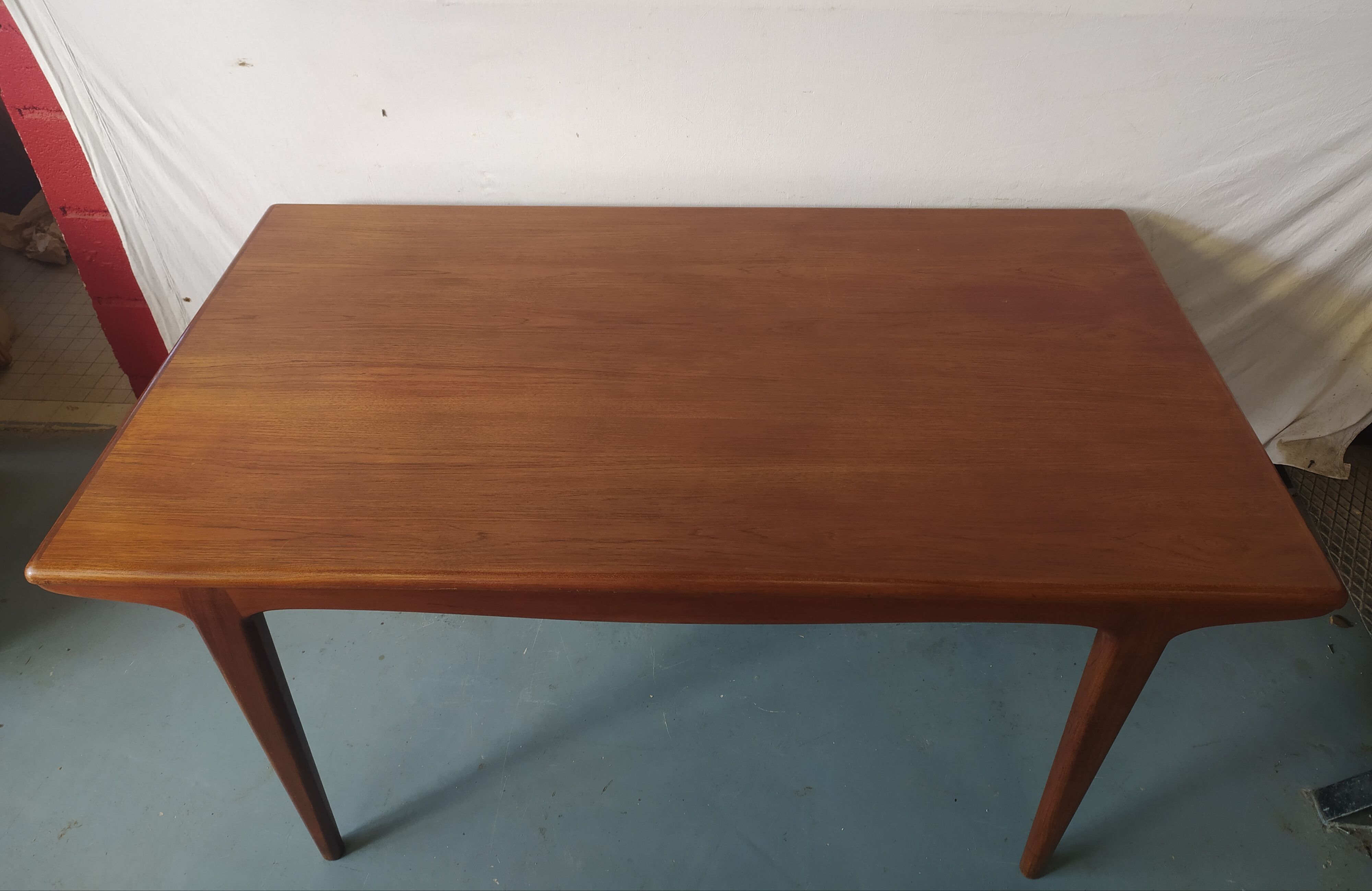Extendable table in solid teak