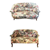Ensemble de deux canapés de forme crapaud recouverts d’un tissu fleuri