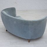 Canapé 2 places incurvé danois des années 1970, revêtement en velours bleu.