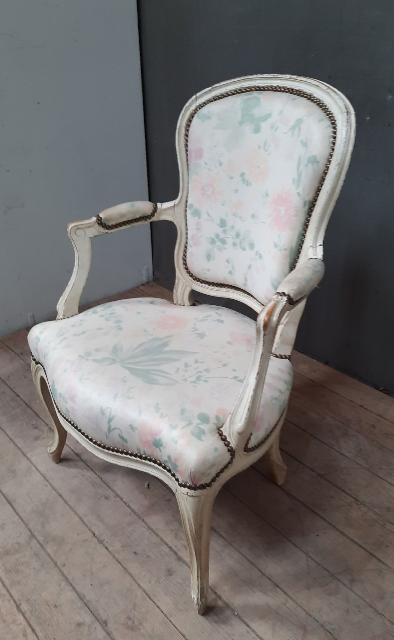 Louis XV armchair in white lacquered wood