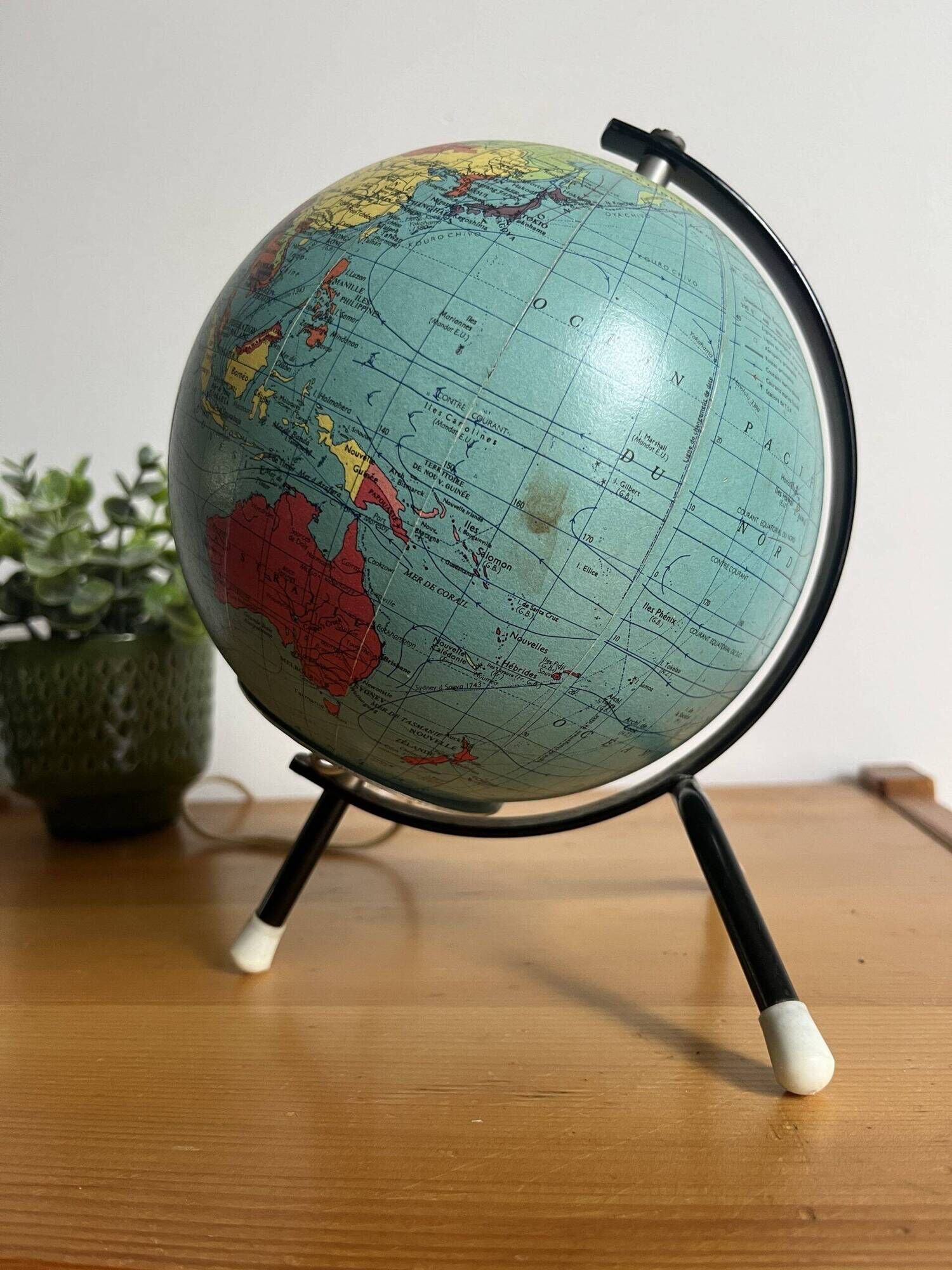 Small illuminated globe made of glass and paper from Cartes Taride 1963