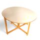 Table à manger pliante scandinave vintage avec rallonges latérales. Le plateau ovale est