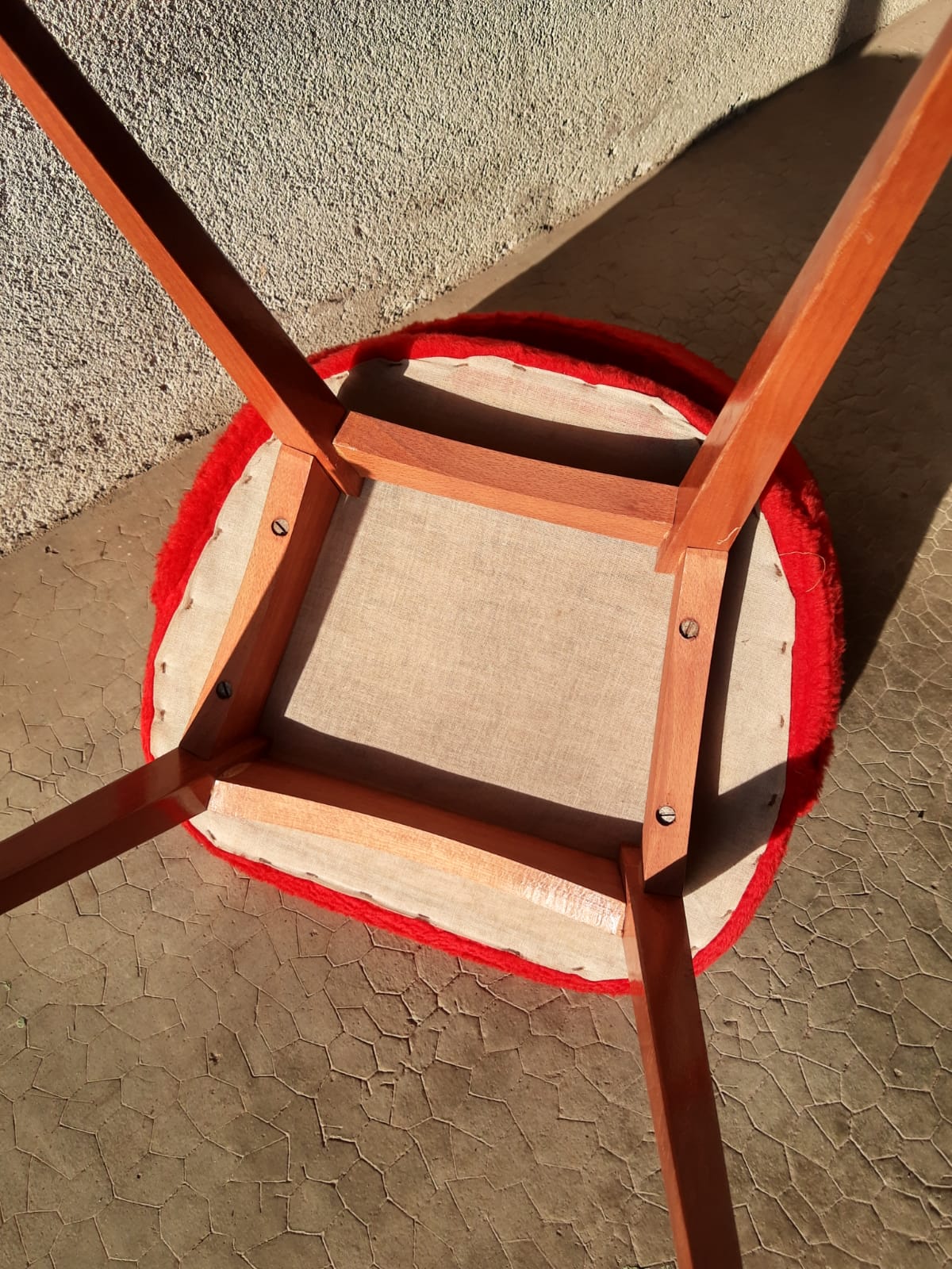 Chaise tonneau en moumoute rouge pieds compas années 60-70