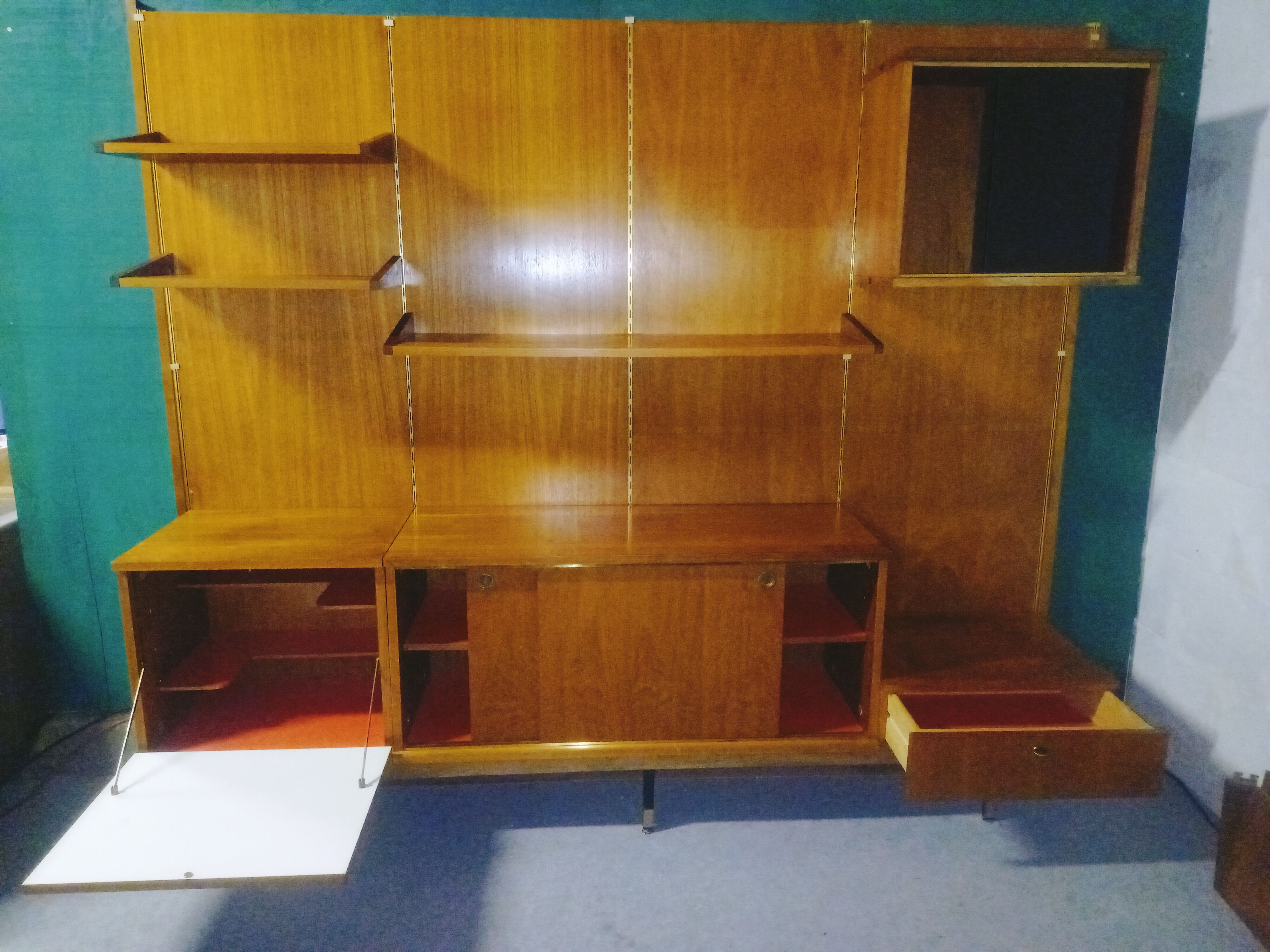 Modular wall shelf in Paolozzi teak