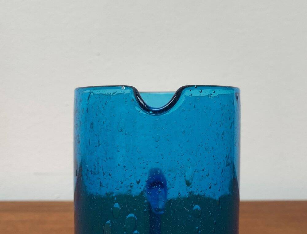 Broc en verre bleu fait main du milieu du siècle, années 1960