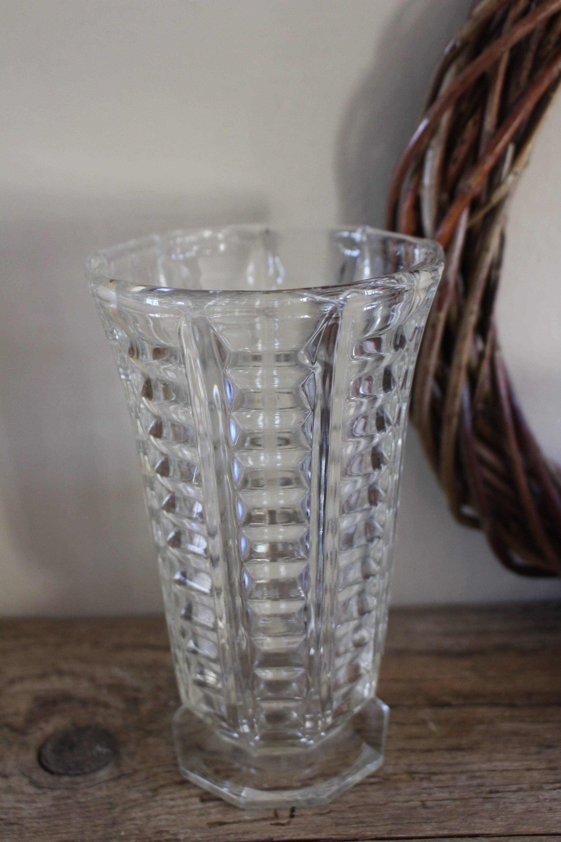 Vase sur pied en verre ciselé 10 facettes