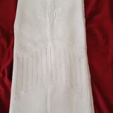 Sheet and its pillowcases in embroidered thread