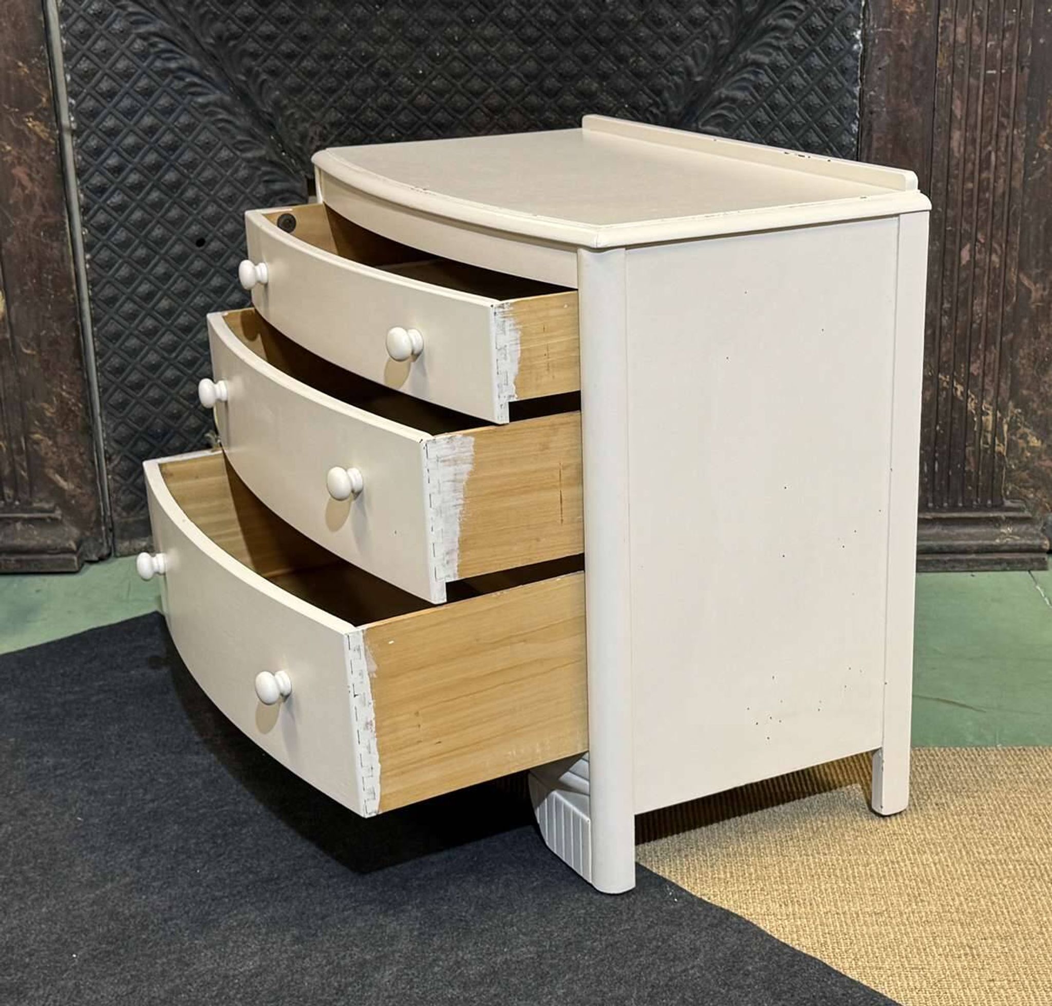 Small English chest of drawers from the 1960s in oak.