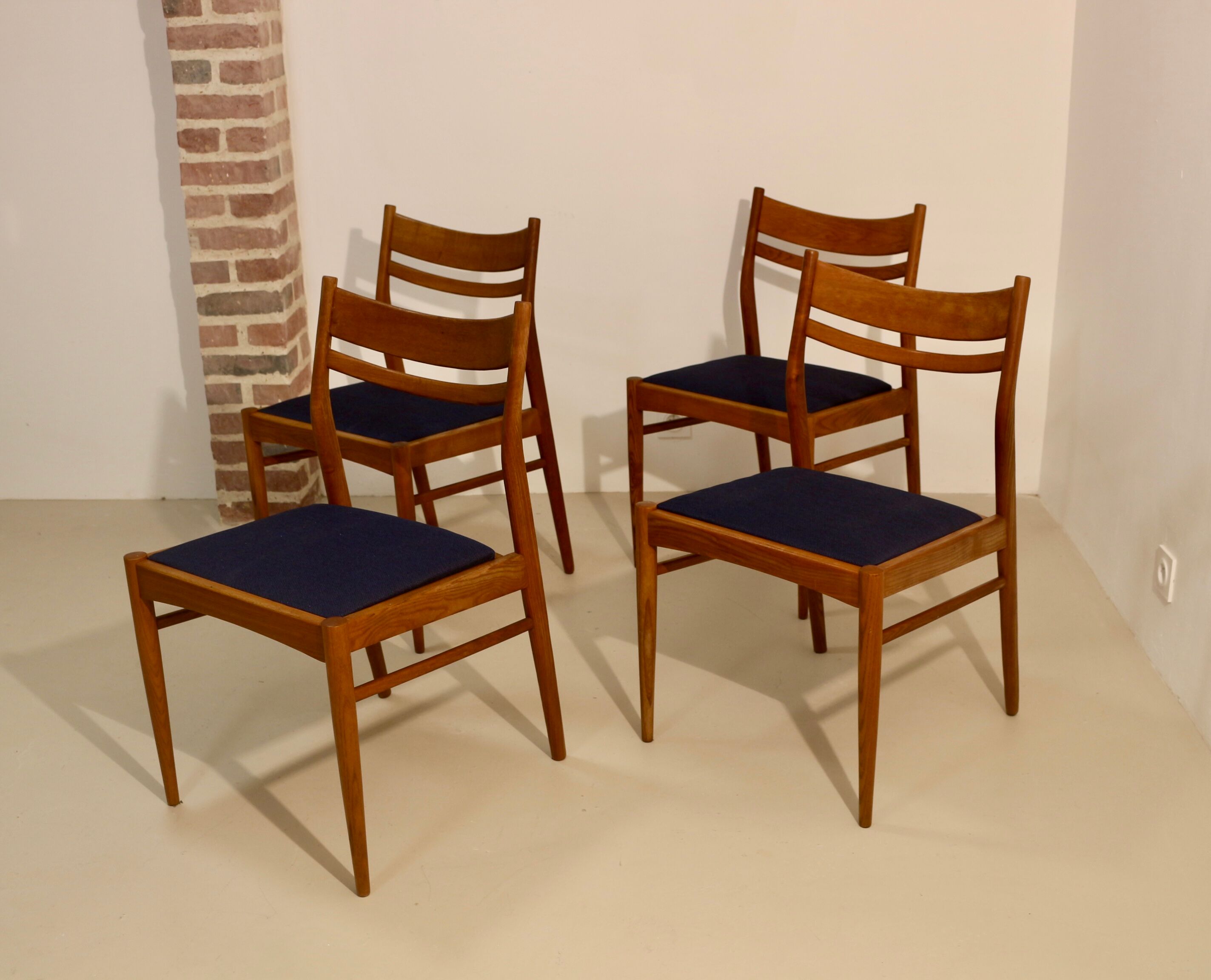Lot de 4 chaises vintage scandinaves en chêne année 60  Ref. Marcel.