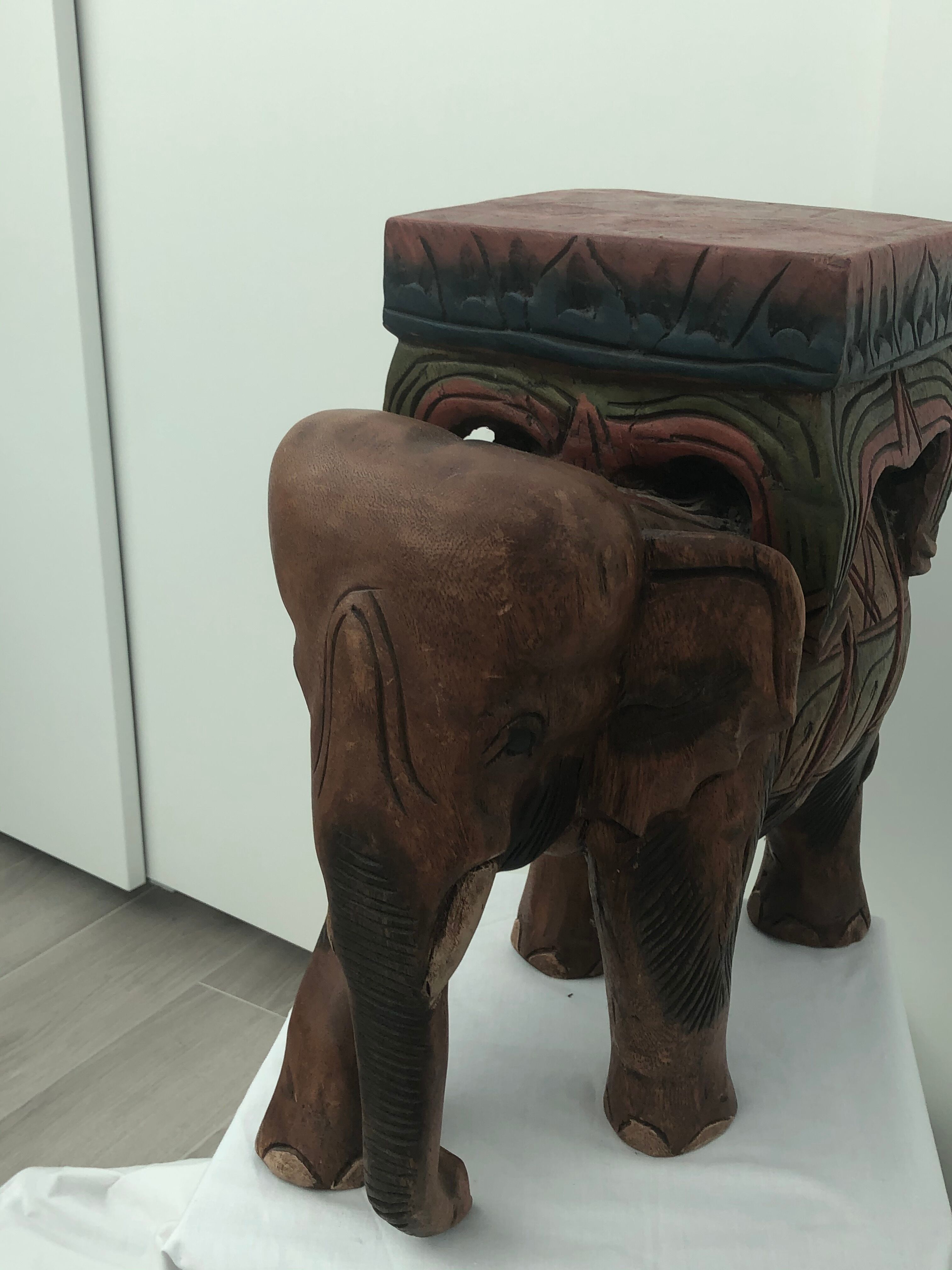 Tabouret éléphant en bois sculpté polychromie