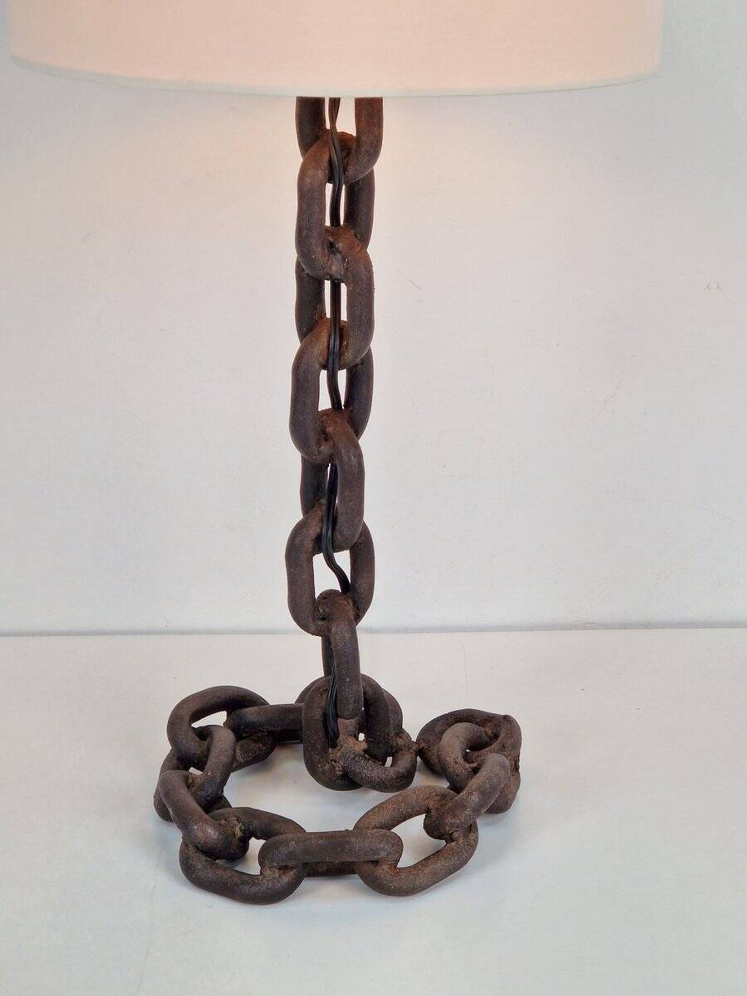 Lampe de table en chaîne brutaliste attribuée à Franz West, années 1980