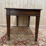 Bureau plat de style anglais en acajou et cuir signé "MAPLE"