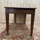Bureau plat de style anglais en acajou et cuir signé "MAPLE"