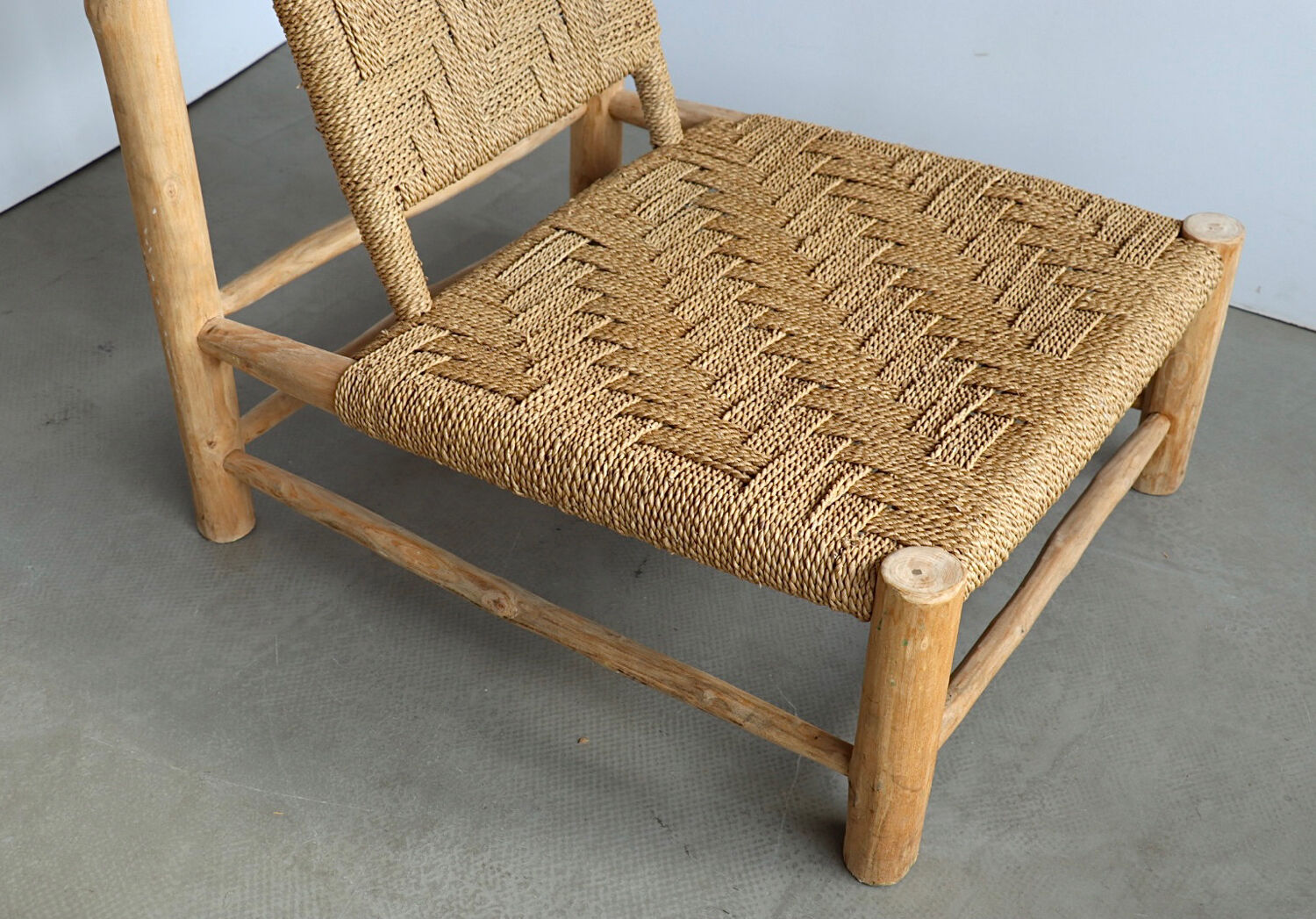 Low lounge chair in sisal rope and ash wood