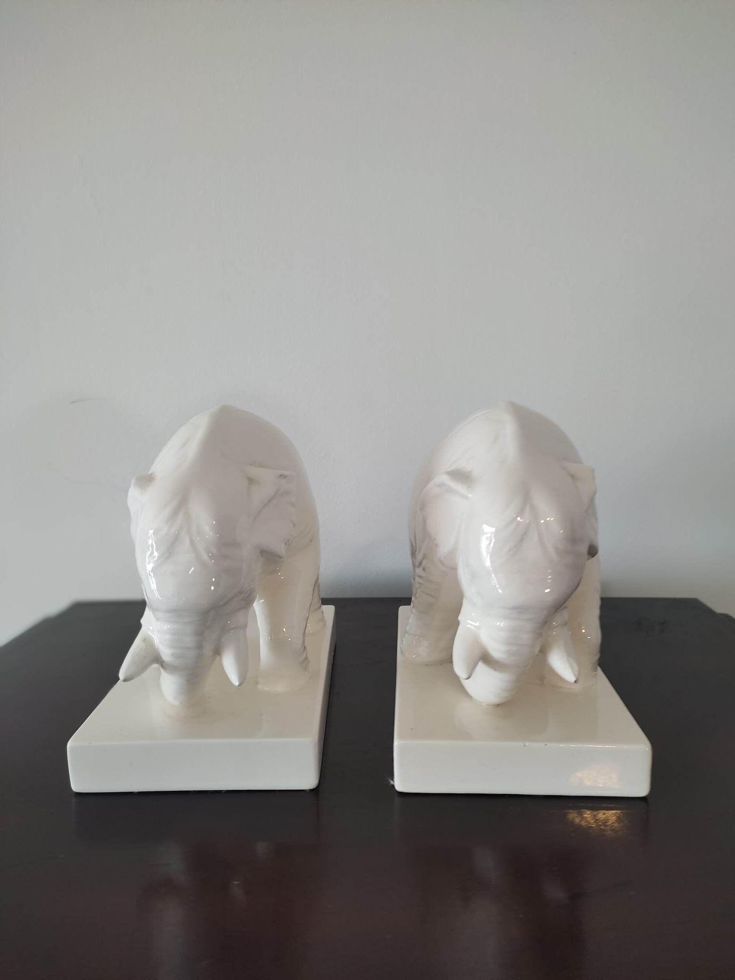 Book endpiece "elephants" in white ceramic