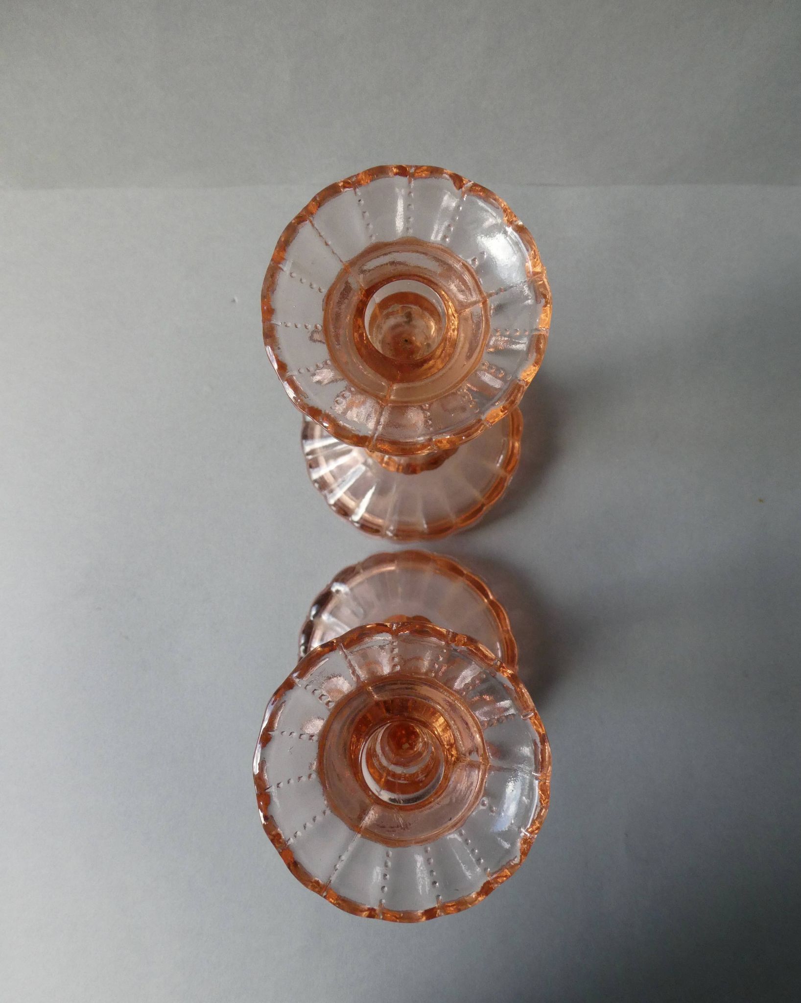 Paire de bougeoirs en verre rose