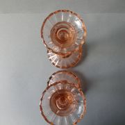 Paire de bougeoirs en verre rose