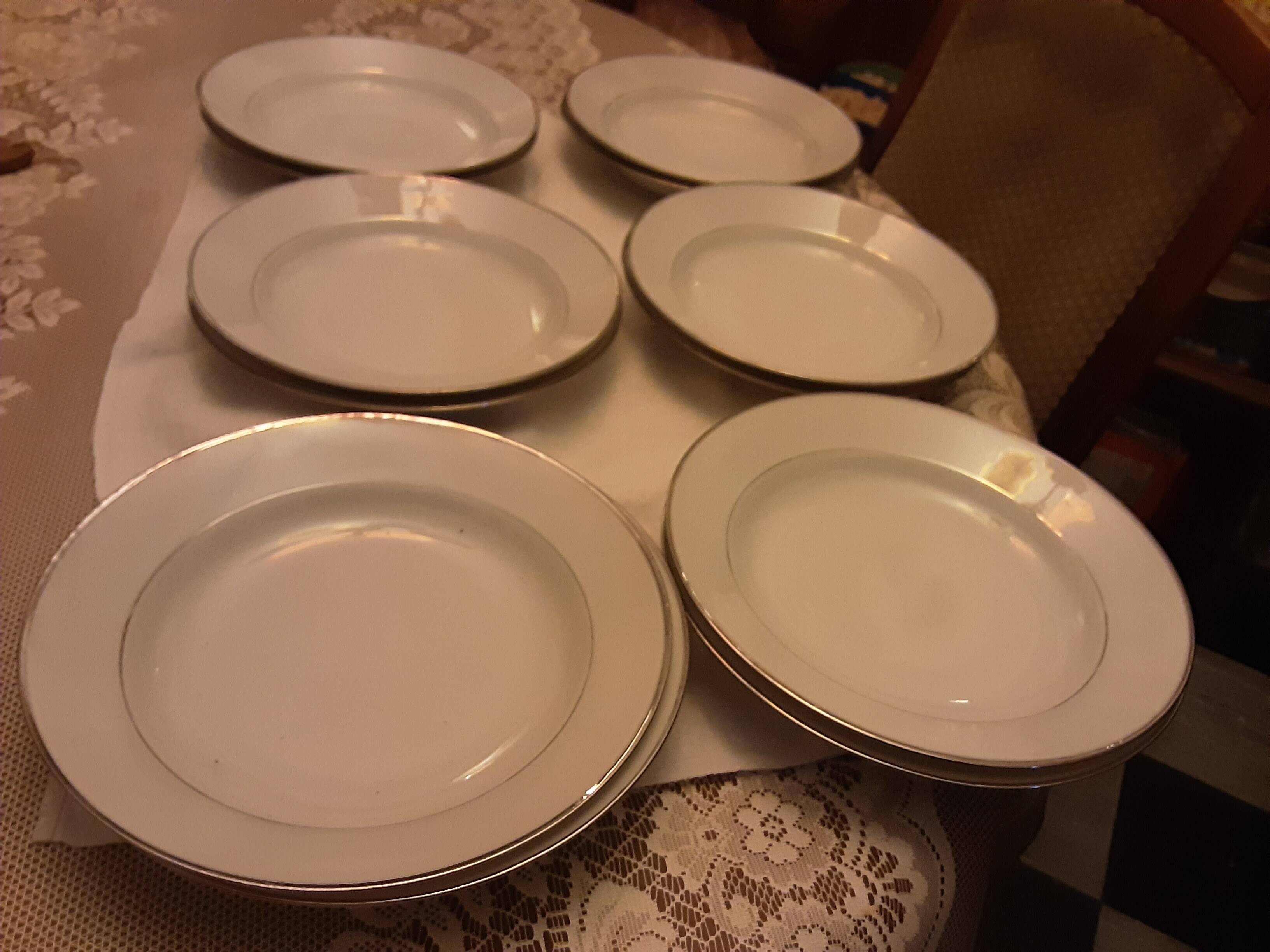 12 deep plates in Limoges porcelain, white and silver.