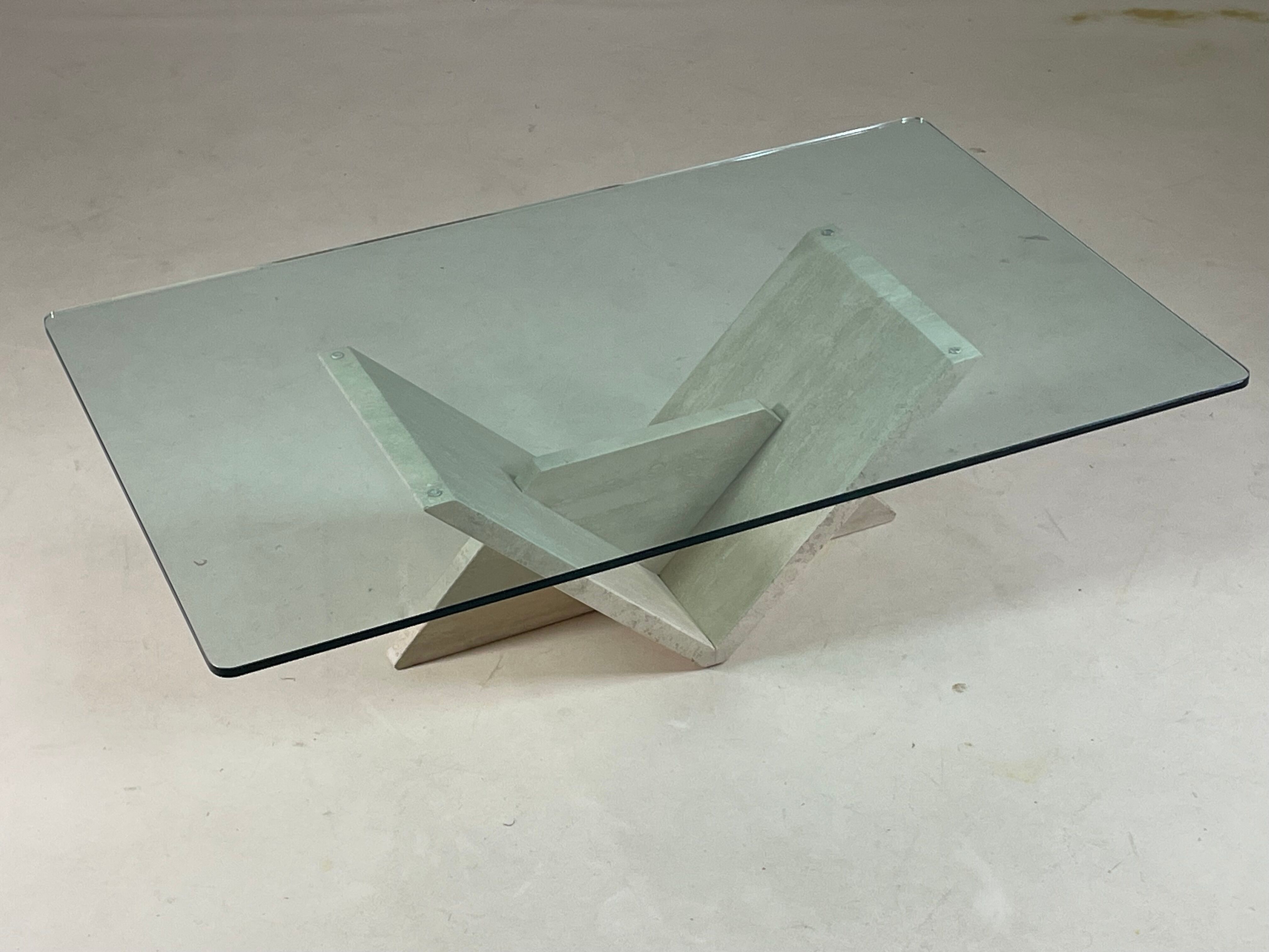Table basse italienne en travertin et verre, 1970s