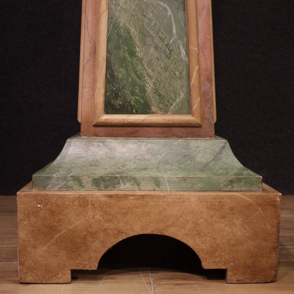 Paire de colonnes italiennes laquées du XXe siècle