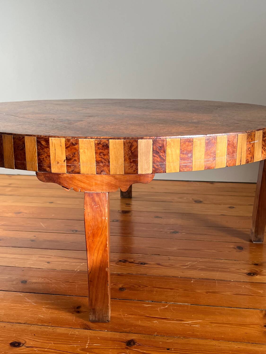 Round coffee table in Elm Burl, Art Deco decorative work - Year 1941