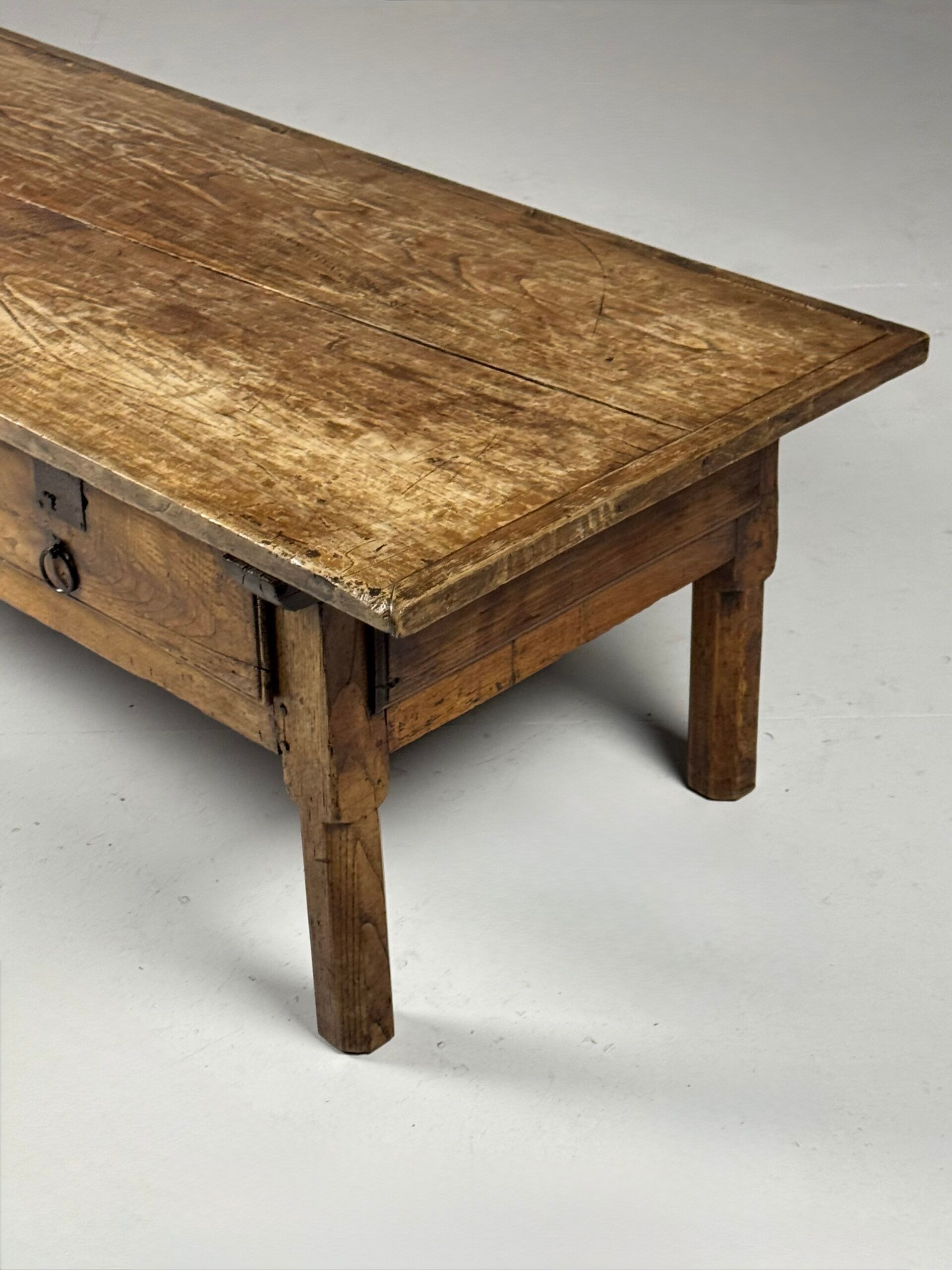 Table basse espagnole du XVIIIe siècle