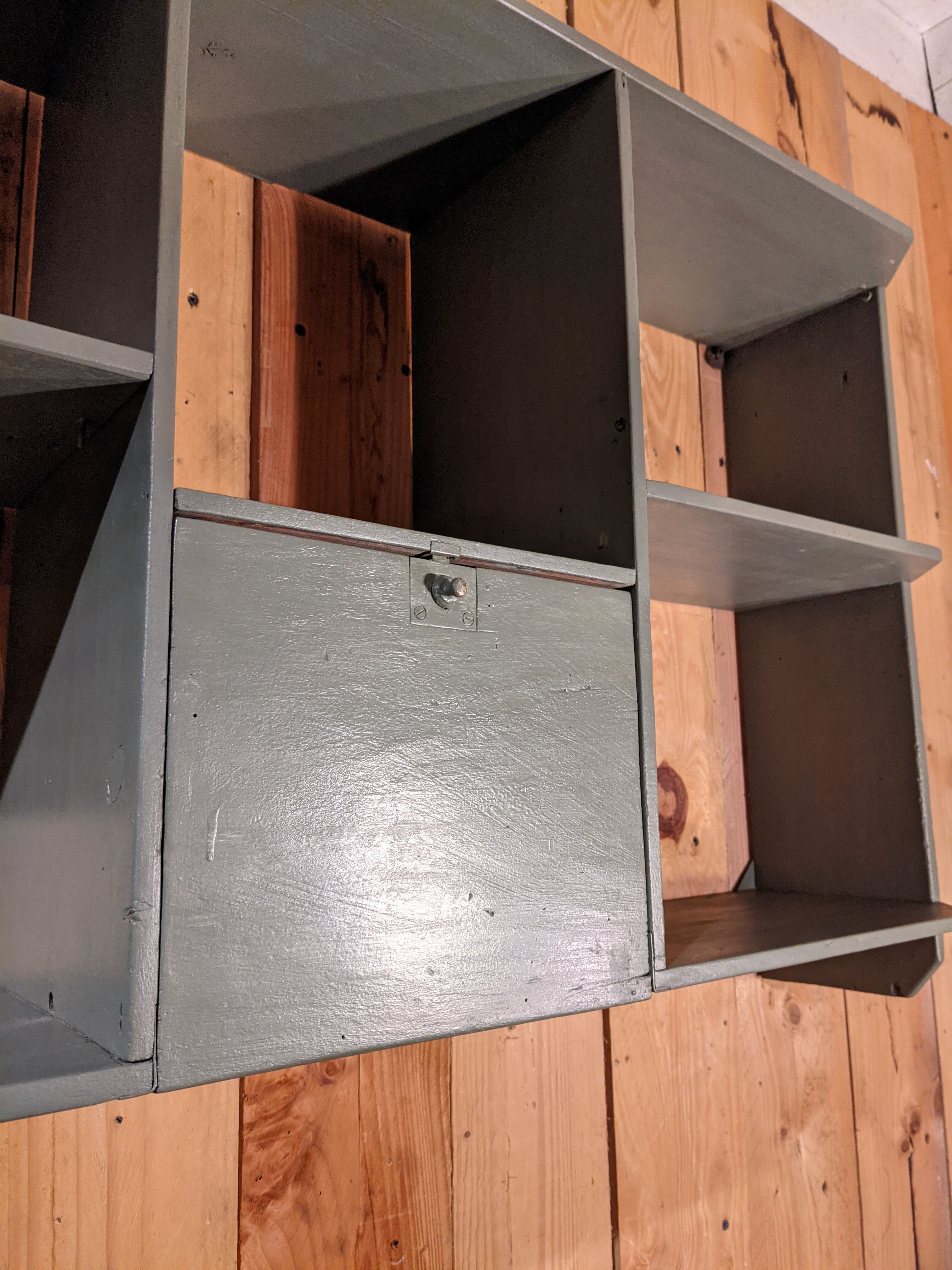 Wall shelf with lockers