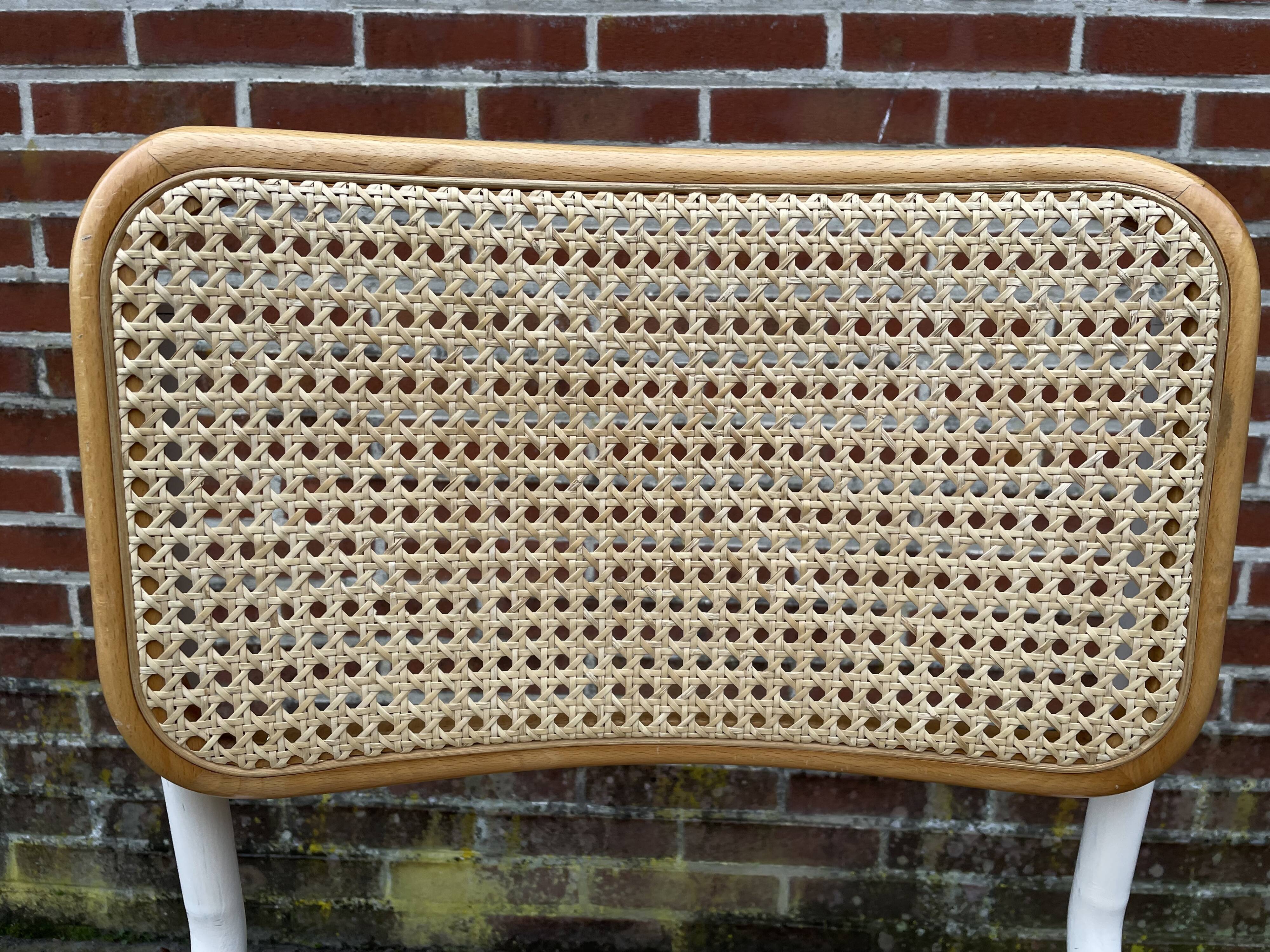 Chaise Cesca modèle b32 en blanc et bois par Marcel Breuer