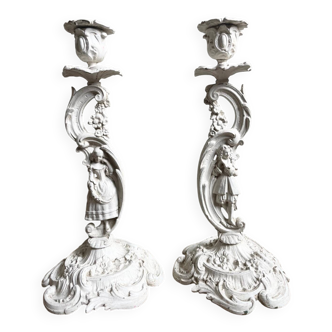 Paire de bougeoirs patinés