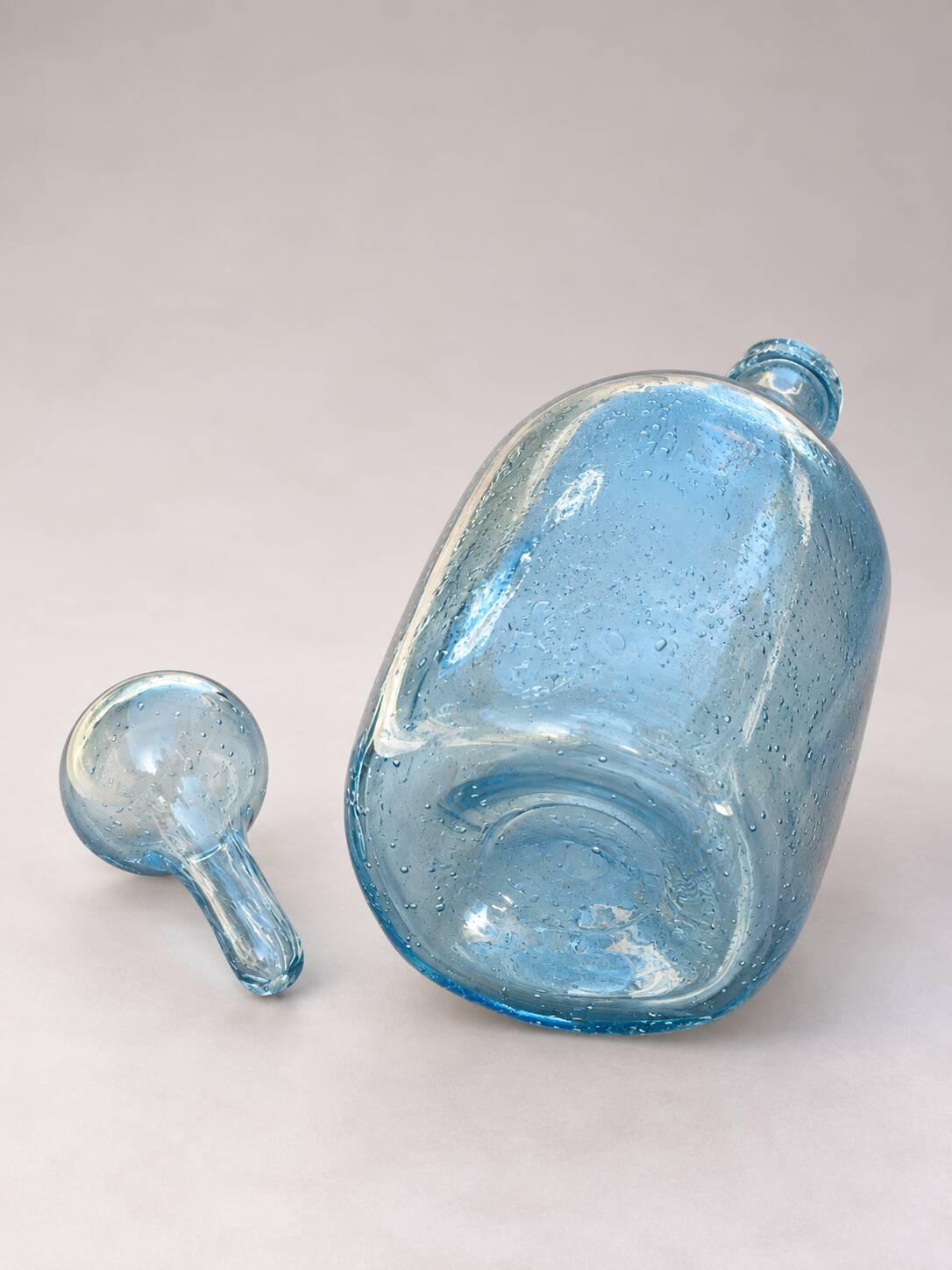 Carafe vintage en verre bullé bleu avec bouchon