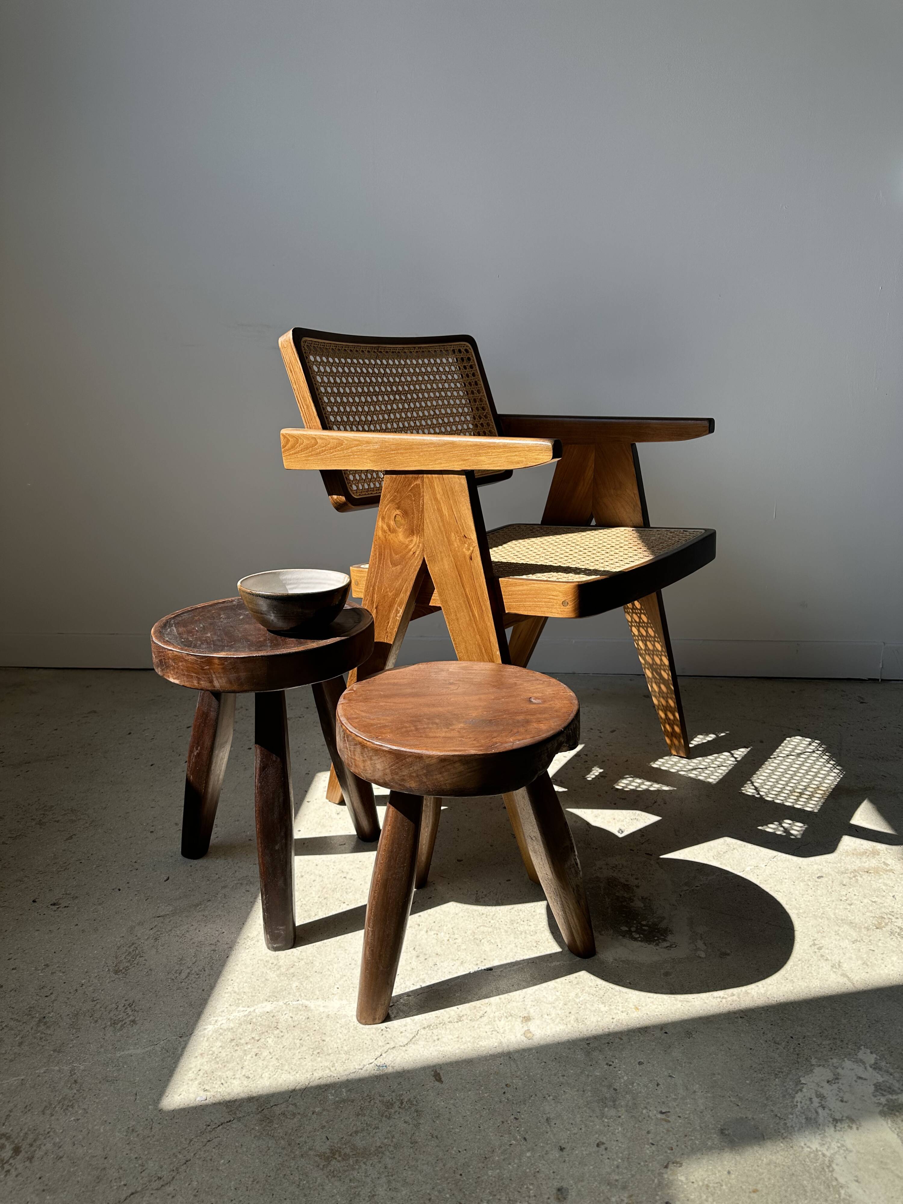 Tripod stool in upcycled teak high hollow - Small tripod stool in solid brown wood seat circ