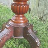 Pedestal table