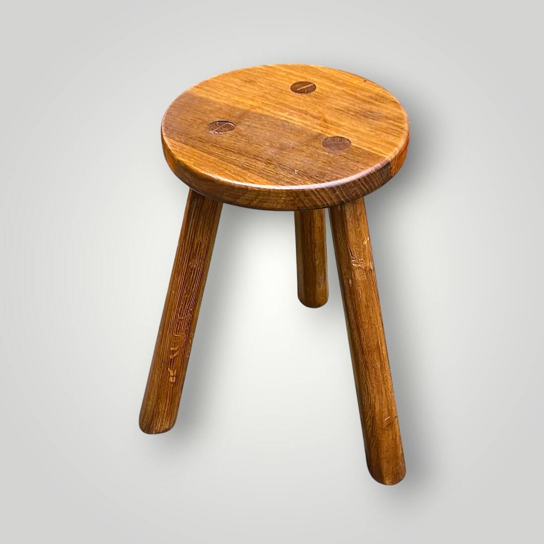 Tabouret tripode brutaliste en bois massif signé Gilson –  années 50