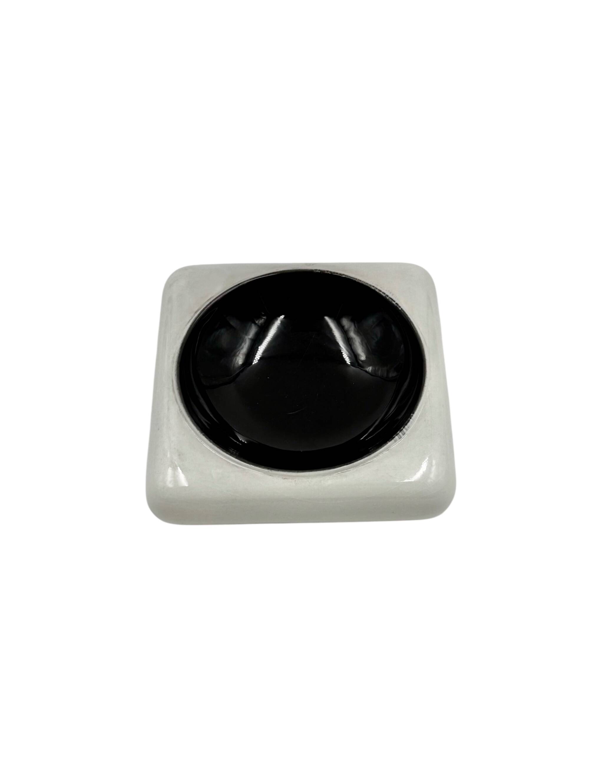 Space age black and white ceramic ashtray / vide poche, Italy 1970s