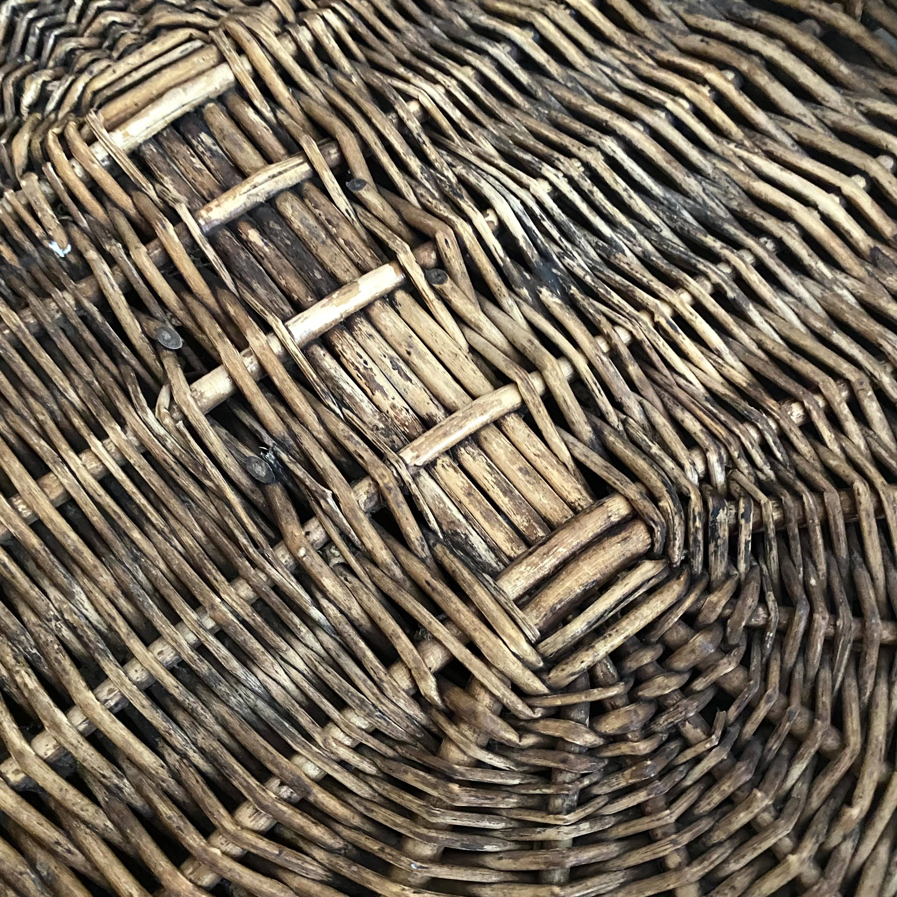 Flat-bottomed woven wicker basket