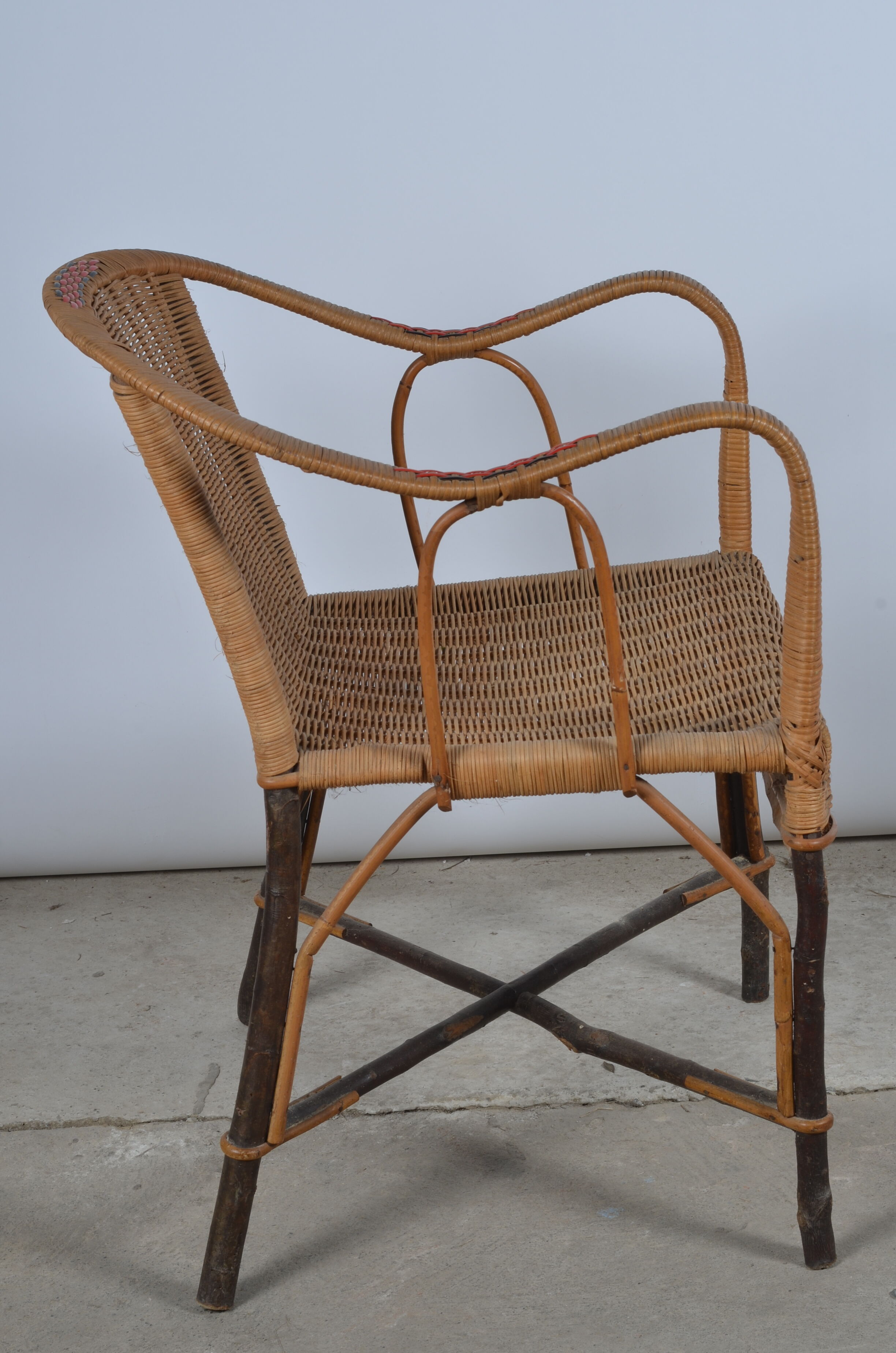 Rattan armchair and adult scoubidou