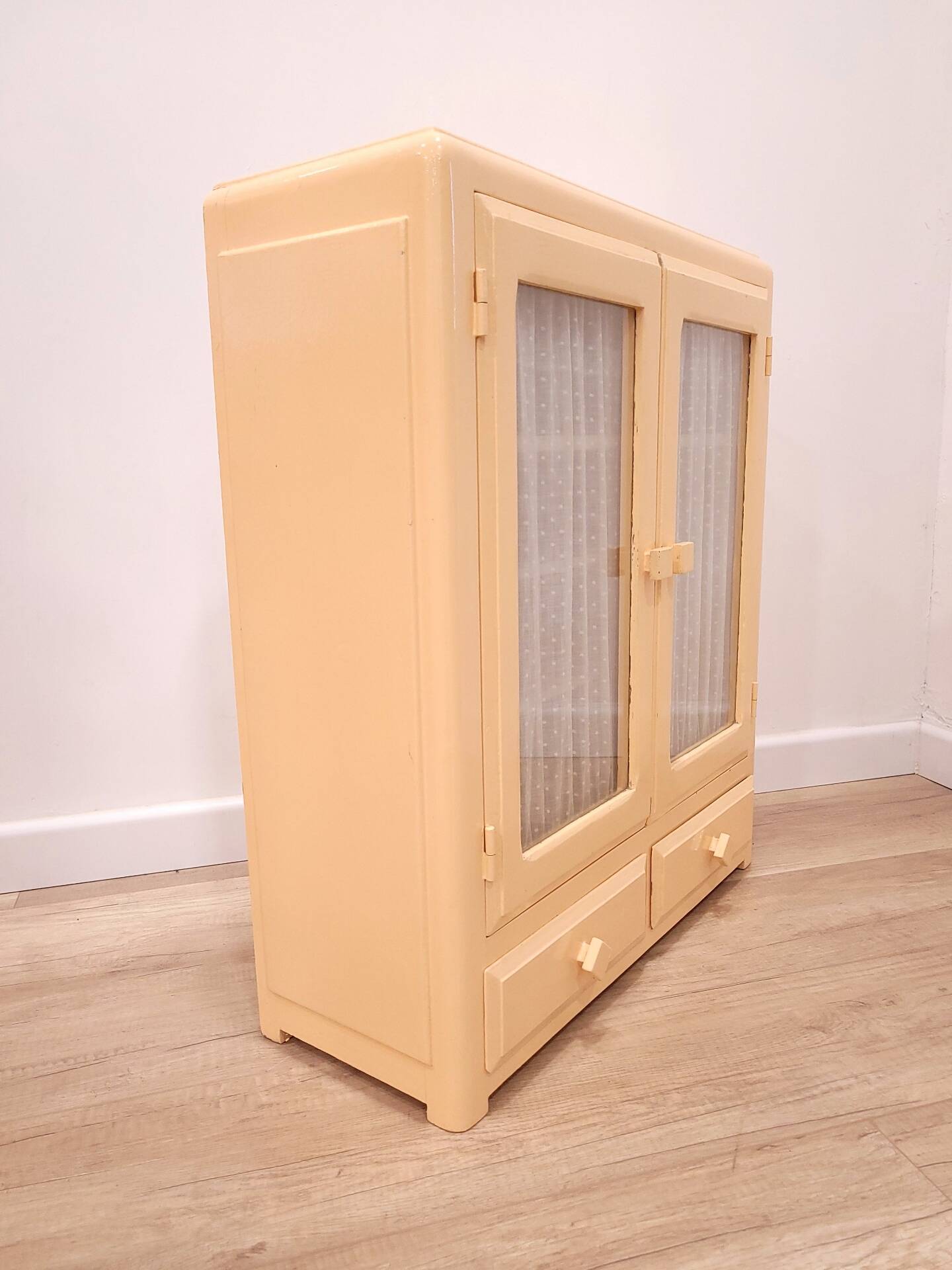 Wall cabinet