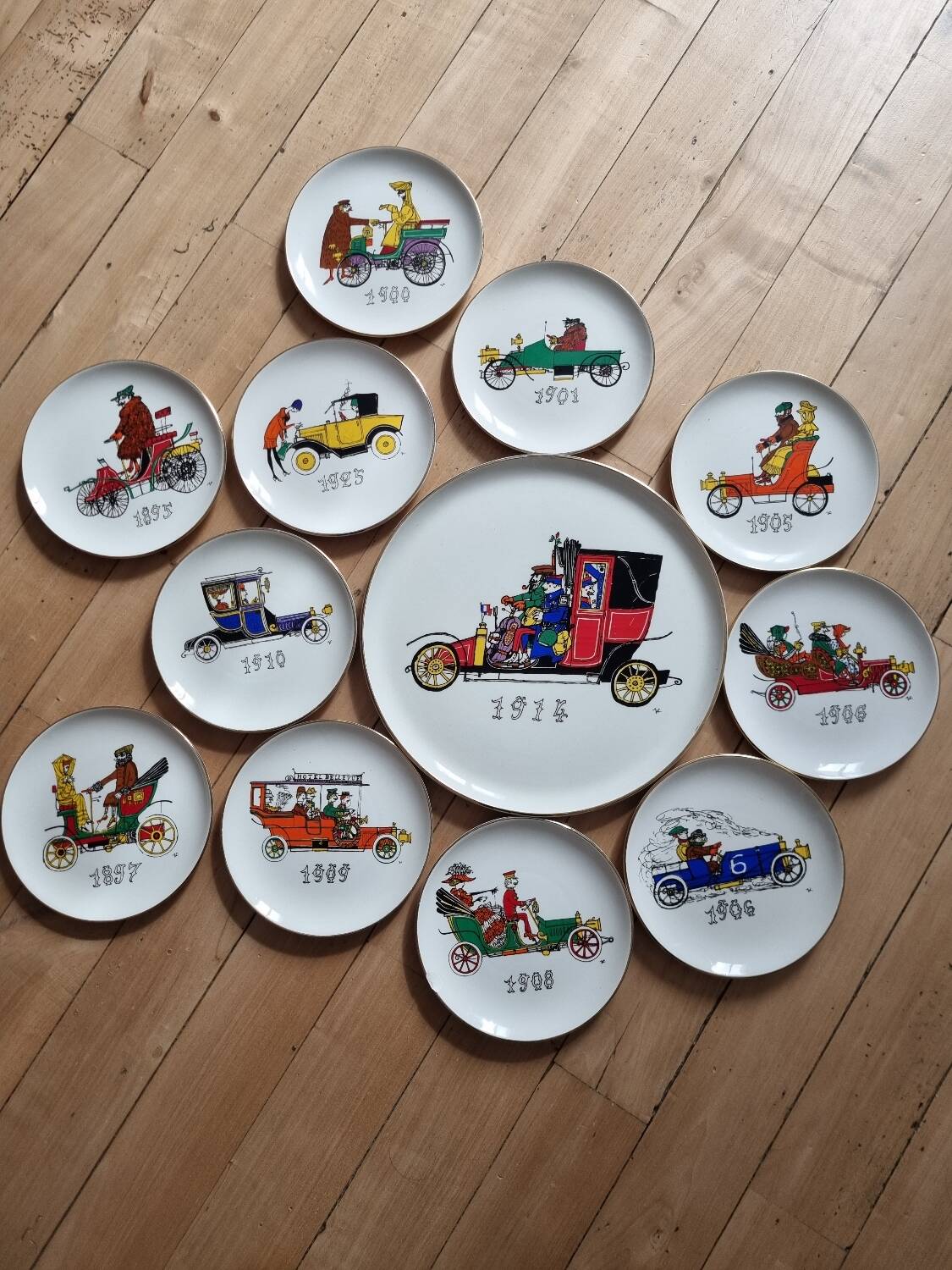 Dessert plates and their Gien earthenware dish illustrated by J. Charmoz automobile theme