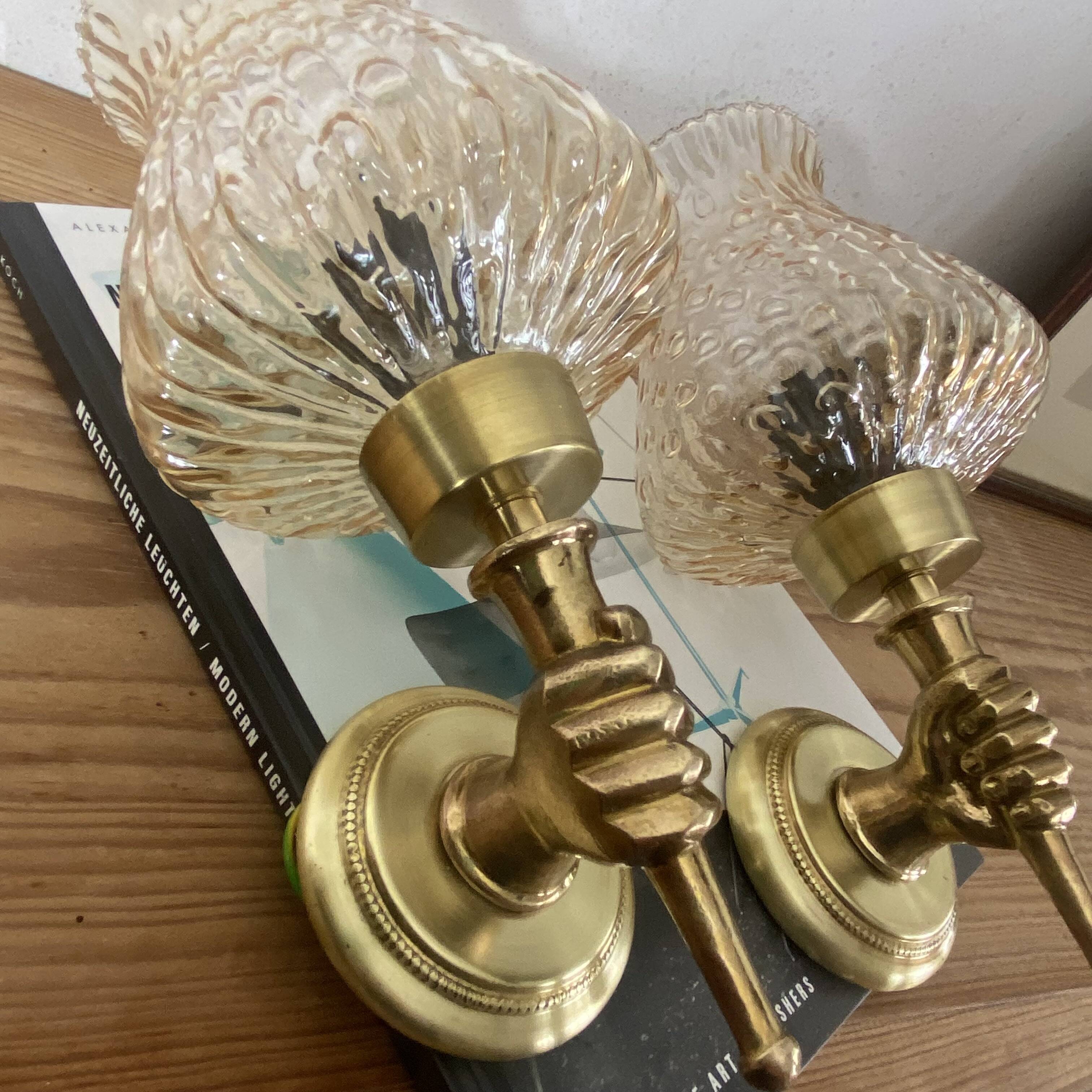 Paire d'appliques murales flambeau main en laiton et tulipes en verre ambre