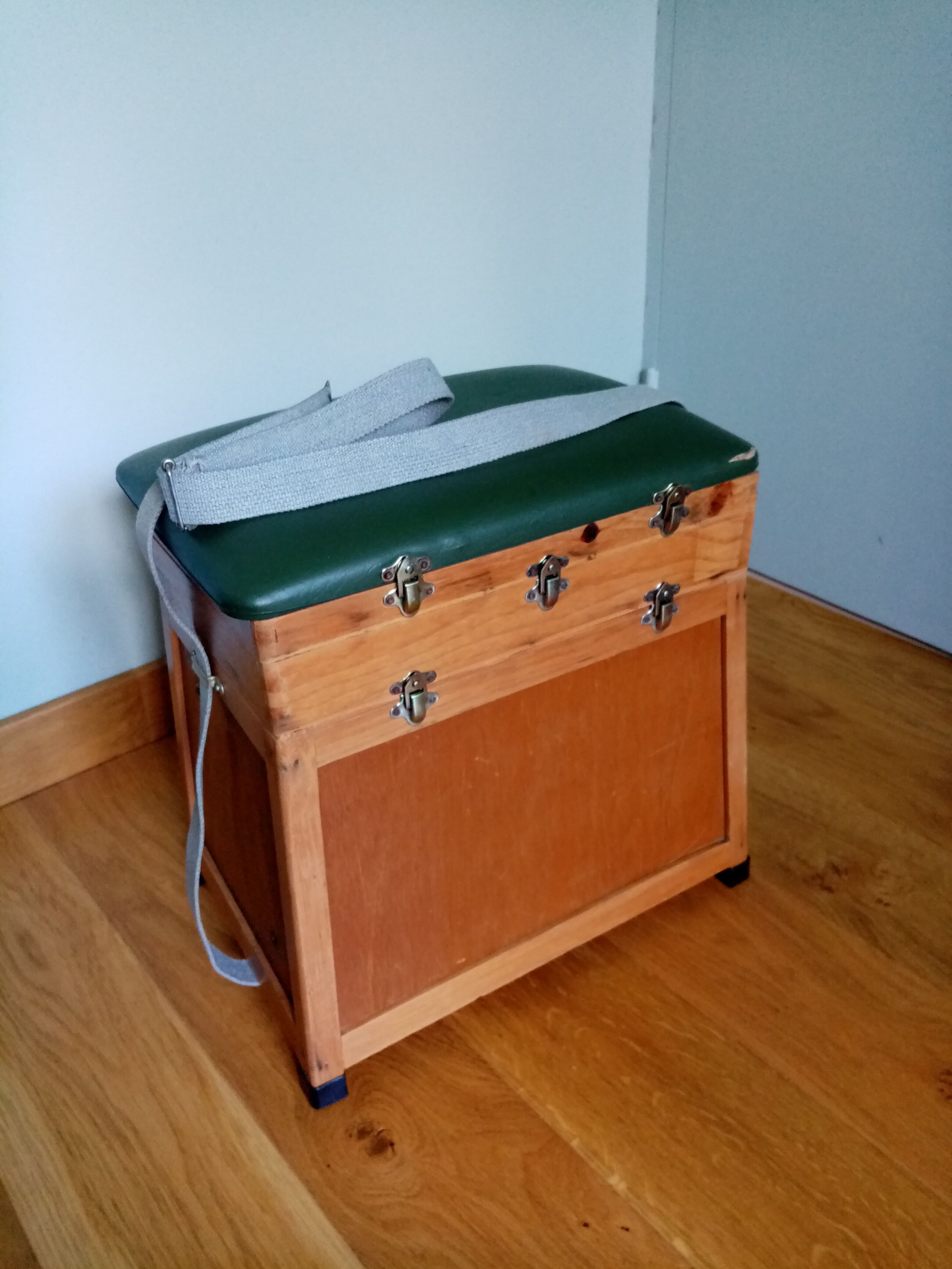 Fishing stool chest in wood and green skaï