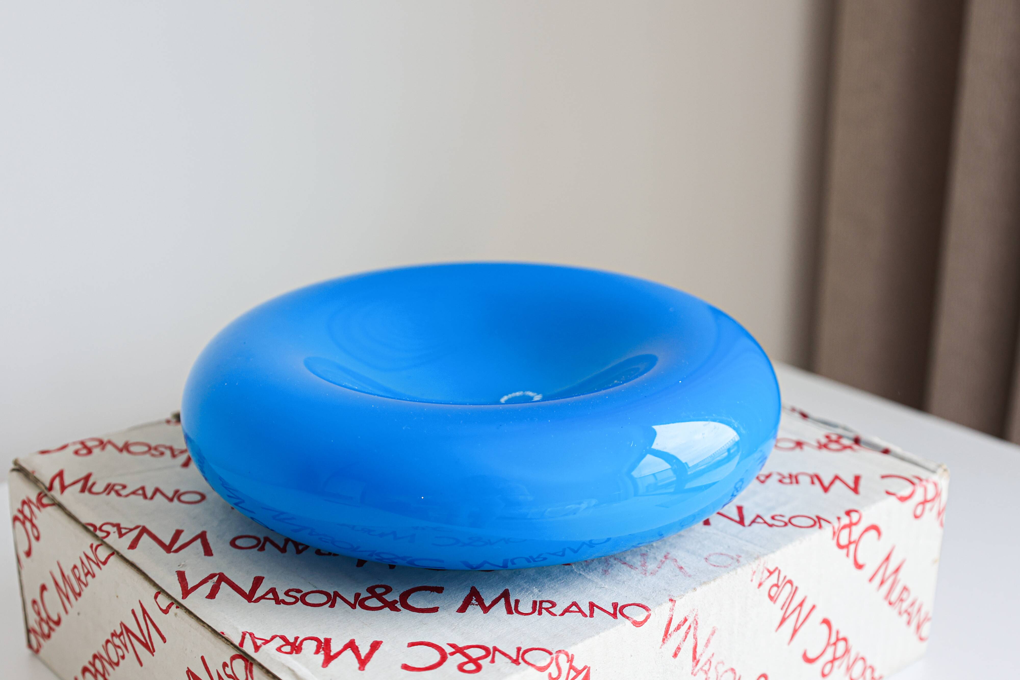 Bol en porcelaine bleue de Murano, par Vincenzo Nason, années 1980, Italie.