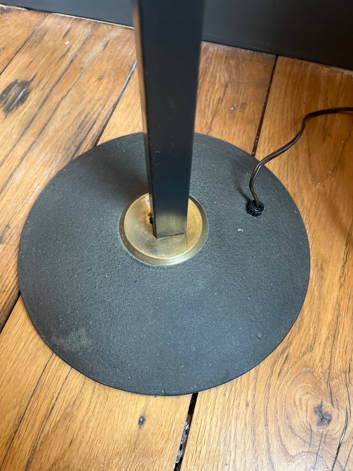 Lampadaire en métal noir et doré 1960